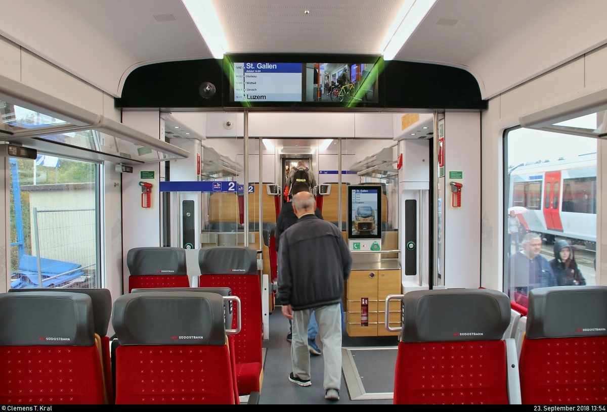 Aufgrund einsetzenden Regens flüchteten die meisten Besucher der InnoTrans 2018 in die zur Besichtigung geöffneten Züge. Dies machte ein vernünftiges Aufnehmen des Innenraums fast unmöglich, da sich eine Karawane bildete, die den ganzen Zug von einem bis an das andere Ende durchlief.
Blick in den Innenraum der 2. Klasse von RABe 526 201-9 (Stadler FLIRT | TRAVERSO) der Schweizerischen Südostbahn AG (SOB), der auf dem Gleis- und Freigelände der Messe Berlin anlässlich des  Tags des Eisenbahners  im Rahmen der Publikumstage zur InnoTrans 2018 steht.
Weitere Informationen zum Fahrzeug:
https://www.virtualmarket.innotrans.de/de/FLIRT-EMU-SOB-Schweiz,dct5-710
[23.9.2018 | 13:54 Uhr]
