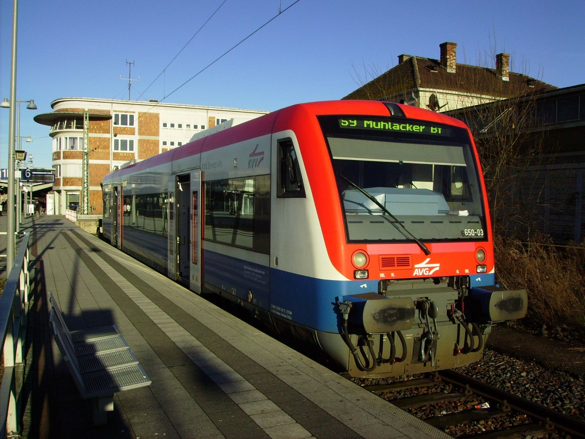 Aufgrund der fehlenden Zulassung der neuen Stadtbahnen hat die AVG 3 Regio-Shuttle der ehemaligen Prignitzer Eisenbahn geleast. 650.03 stand aus diesem Grund als S9 nach Mühlacker auf Gleis 6 des Bahnhofes Bruchsal bereit.
