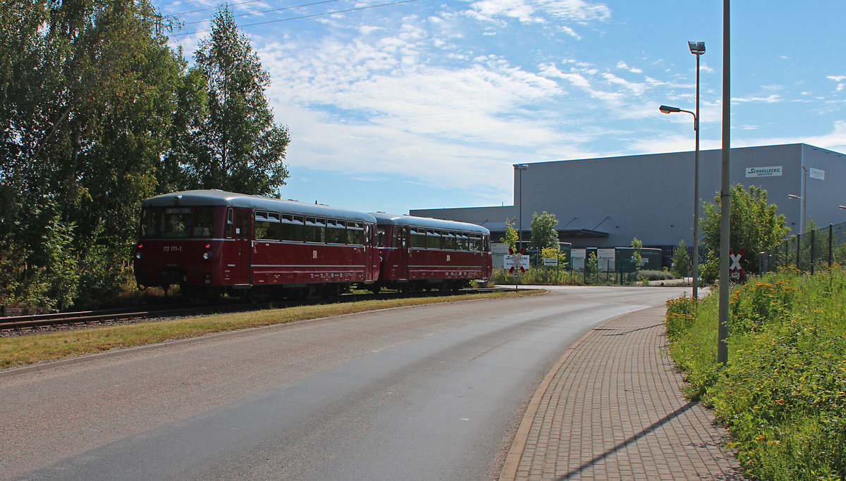 Aufgrund von einer Feierlichkeit zum 25jährigen bestehen der Schnellecke Logistics in Sachsen hat man am 28.06.2016 mehrere private Charterfahrten mit der 172 132-3 und 172 171-1 zwischen den Standorten in Zwickau und Glauchau veranstaltet. Nachschuß auf die beiden Ferkeltaxen die gleich auf das Betriebsgelände der Schnellecke Logistics/Sachsentrans in Zwickau fahren.