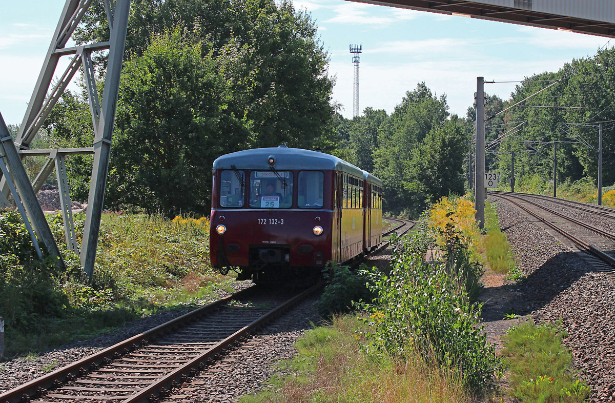 Aufgrund von einer Feierlichkeit zum 25jährigen bestehen der Schnellecke Logistics in Sachsen hat man am 28.06.2016 mehrere private Charterfahrten mit der 172 132-3 und 172 171-1 zwischen den Standorten Zwickau und Glauchau veranstaltet.
Beide Ferkeltaxen fahren gerade auf der ehemalige ZCM (Zwickau-Crossen-Mosel) Industriebahn durch den Haltepunkt Oberrothenbach.