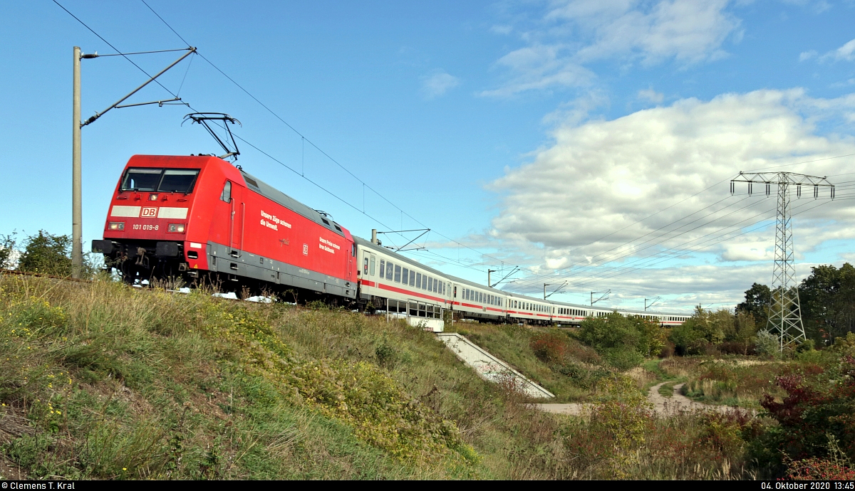Aufgrund von Gleiserneuerungen zwischen Gerstungen und Bebra wurden die an Freitagen und Sonntagen verkehrenden IC der Linie 51 vom 25.9. bis 30.10.2020 weiträumig umgeleitet.
Der am Sonntag stets als Sandwich verkehrende IC befährt mit 101 019-8  Fahrtziel Natur  und 101 115-4 sowie 10 Wagen den Abzweig Leuchtturm in Halle (Saale), um auf die Bahnstrecke Halle–Hann. Münden (KBS 590) zu gelangen. Gehalten wird dort in Nordhausen und Leinefelde.

🧰 DB Fernverkehr
🚝 IC 1956 (Linie 51) Leipzig Hbf–Karlsruhe Hbf
🕓 4.10.2020 | 13:45 Uhr