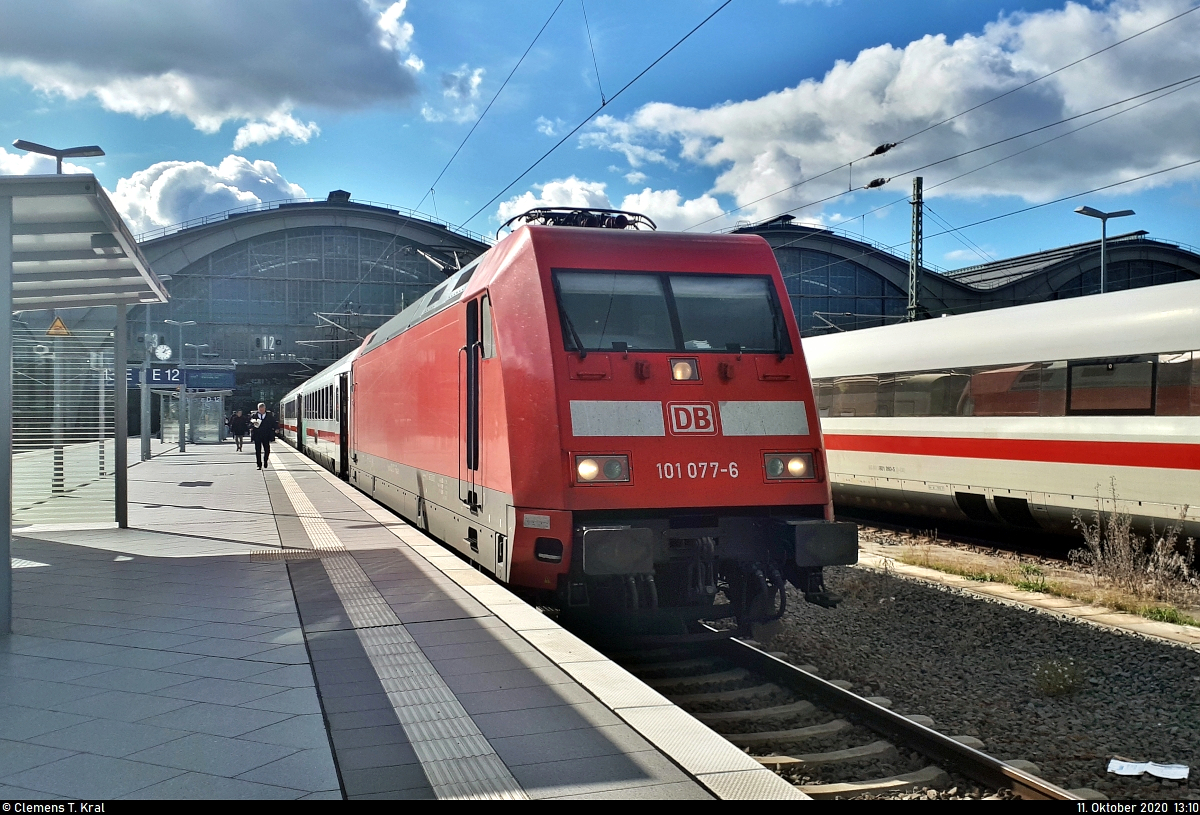 Aufgrund von Gleiserneuerungen zwischen Gerstungen und Bebra wurden die an Freitagen und Sonntagen verkehrenden IC der Linie 51 vom 25.9. bis 30.10.2020 weiträumig umgeleitet.
Von Leipzig Hbf aus nimmt der erste der beiden Züge am Sonntag seinen Weg über Sangerhausen, Nordhausen, Leinefelde und Kassel-Wilhelmshöhe, statt zwischen Weißenfels, Erfurt und Fulda zu halten. Eine besondere Möglichkeit, die eigene Hausstrecke zu  erfahren . Statt wie in den vergangenen Monaten üblich, wurde diesmal nicht im Sandwich-Betrieb gefahren. Es führt 101 077-6, hinter ihr befinden sich 10 Wagen.

🧰 DB Fernverkehr
🚝 IC 1956 (Linie 51) Leipzig Hbf–Karlsruhe Hbf
🕓 11.10.2020 | 13:10 Uhr

(Smartphone-Aufnahme)