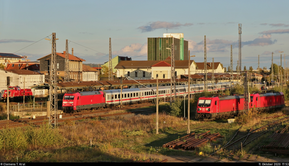 Aufgrund von Gleiserneuerungen zwischen Gerstungen und Bebra wurden die an Freitagen und Sonntagen verkehrenden IC der Linie 51 vom 25.9. bis 30.10.2020 weiträumig umgeleitet.
Mit etwa 5 Minuten Verfrühung ist der zweite Sonntags-IC mit 101 093-3 im Bahnhof Nordhausen auf Gleis 1 eingetroffen und ließ sich daher in Ruhe von der Brücke Bruno-Kunze-Straße aus fotografieren. Ergänzt wird das Bild durch zwei DB 187, die im Bereich des Rangierbahnhofs abgestellt sind. Neben mir waren ebenso eine Handvoll anderer Fotografen anwesend, die diesen Umleiterzug sicher auch fest in ihrem Tagesprogramm stehen hatten.

🧰 DB Fernverkehr
🚝 IC 1954 (Linie 51) Leipzig Hbf–Köln Hbf
🚩 Bahnstrecke Halle–Hann. Münden (KBS 590)
🕓 11.10.2020 | 17:53 Uhr