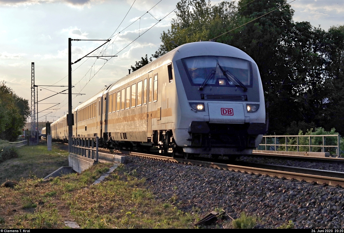 Aufgrund von Gleiserneuerungen zwischen Weimar und Apolda müssen die an Freitagen und Sonntagen verkehrenden IC der Linie 51 vom 1.6. bis 6.9.2020 weiträumig umgeleitet werden. Ganze 2 bis 2,5 Stunden ist man in diesem Zeitraum zwischen Erfurt Hbf und Leipzig Hbf unterwegs.
Hier fährt Bpmbdzf mit Schublok 101 059-4 als IC 1957 von Frankfurt(Main)Hbf nach Leipzig Hbf in Zscherben auf der Bahnstrecke Halle–Hann. Münden (KBS 590).
Aufgenommen im abendlichen Gegenlicht. Der Zug befährt an dieser Stelle bereits einen Gleisbogen, weshalb das Bild schief wirken könnte.
[26.6.2020 | 20:20 Uhr]