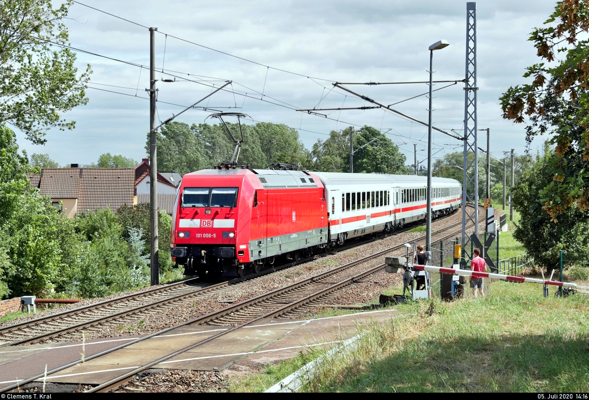 Aufgrund von Gleiserneuerungen zwischen Weimar und Apolda müssen die an Freitagen und Sonntagen verkehrenden IC der Linie 51 vom 1.6. bis 6.9.2020 weiträumig umgeleitet werden. Ganze 2 bis 2,5 Stunden ist man in diesem Zeitraum zwischen Erfurt Hbf und Leipzig Hbf unterwegs.
Mit gut 30 Minuten Verspätung passiert hier 101 006-5 mit Schublok 101 145-1 als IC 1956 von Leipzig Hbf nach Karlsruhe Hbf die Anrufschranke in Zscherben, Angersdorfer Straße, auf der Bahnstrecke Halle–Hann. Münden (KBS 590).
Rechtzeitig zur Durchfahrt zeigte sich auch kurz die Sonne.
[5.7.2020 | 14:16 Uhr]