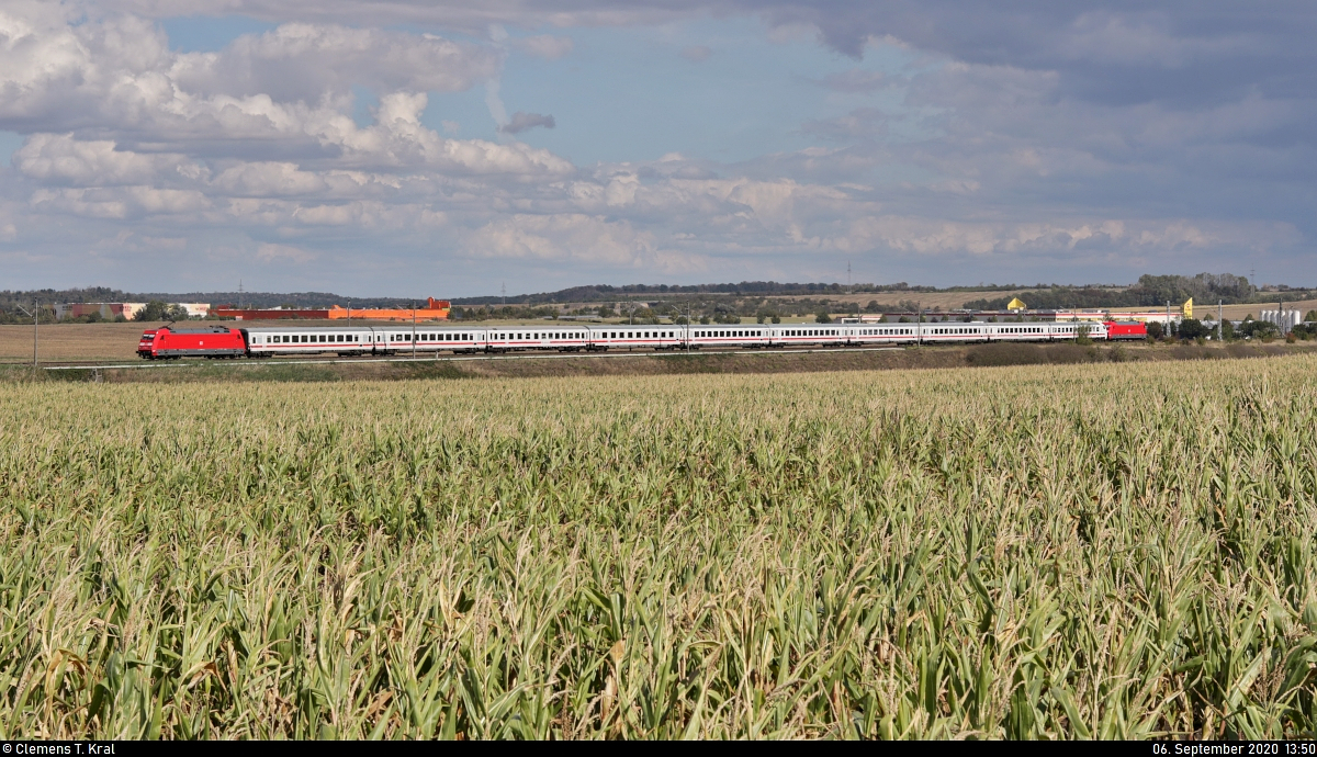 Aufgrund von Gleiserneuerungen zwischen Weimar und Apolda wurden die an Freitagen und Sonntagen verkehrenden IC der Linie 51 vom 1.6. bis 6.9.2020 weiträumig umgeleitet.
Einer der beiden sonntäglichen IC konnte auf der Gerade zwischen dem Hp Teutschenthal Ost und dem Bahnhof Teutschenthal in ganzer Länge festgehalten werden. Gezogen bzw. geschoben wurde der 10-Wagen-Zug von 101 088-3 und 101 087-5.

🧰 DB Fernverkehr
🚝 IC 1956 (Linie 51) Leipzig Hbf–Karlsruhe Hbf
🚩 Bahnstrecke Halle–Hann. Münden (KBS 590)
🕓 6.9.2020 | 13:50 Uhr