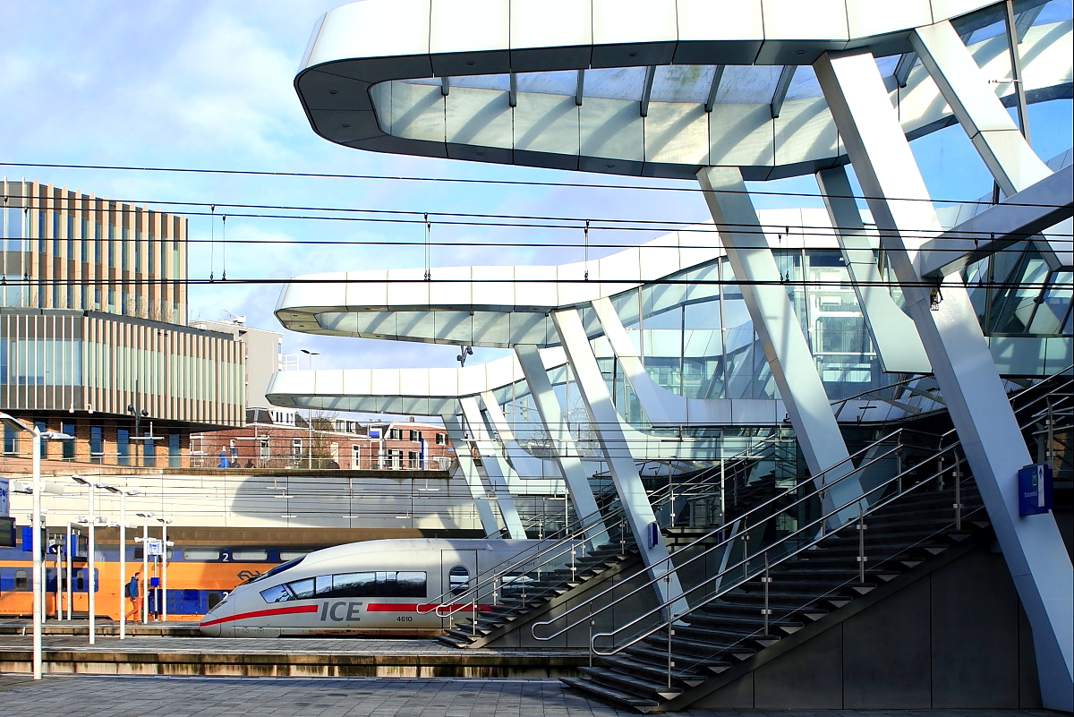 Aufgrund der Höhenunterschiede des Geländes gelangen die Reisenden von Norden über eine aufwändig gestaltete Fussgängerbrücke zu den Bahnsteigen von Arnhem Centraal (02.01.2018). Auf Gleis 10 fährt gerade der ICE-Triebkopf 4610 (Frankfurt - Amsterdam) ein. 