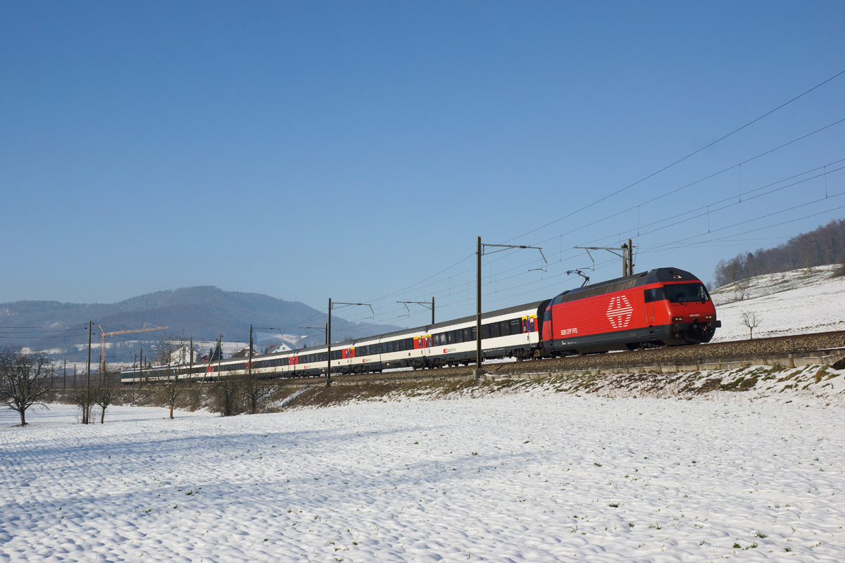 Aufgrund der immer länger werdenden Baumschatten musste ich mir eine andere Stelle suchen und fand sie wenige Gehminuten weiter in Richtung Gelterkinden: Auf dem Bild zu sehen ist die Re 460 018-5 am 01.01.2015 mit dem IC 773.