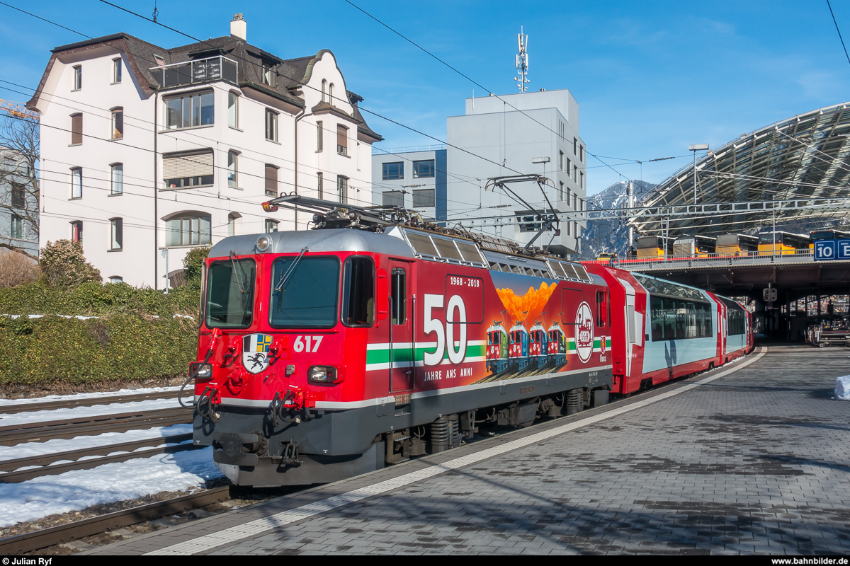 Aufgrund der lawinenbedingten Sperrung des Oberalppasses verkehrt der Glacier Express derzeit nur zwischen St. Moritz und Chur. Unter der Postautostation im Bahnhof Chur wartet am 24. Januar 2018 im schönsten Sonnenlicht die neu beklebte und jetzt für LGB werbende Ge 4/4 II 617 mit der Komposition auf die Rückfahrt ins Engadin.<br>
Der Zug wurde etwas später auch von Matti abgelichtet (Bild 1064239).