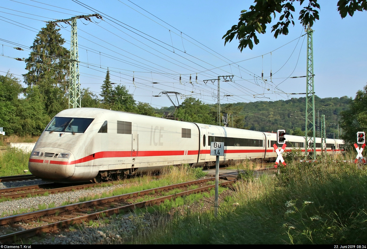 Aufgrund nochmaliger Softwarewechsel im Elektronischen Stellwerk (ESTW) im Zuge sicherungstechnischer Anpassungen wurde der ICE-Knoten Erfurt Hbf vom 22.6., 0:00 Uhr, bis 23.6.2019, 11:00 Uhr, voll gesperrt. Daher mussten u.a. sämtliche ICE-Linien weiträumig umgeleitet werden und befuhren dabei teilweise ihre alten Stammstrecken.
Hier fährt 401 507-9 (Tz 107  Plattling ) als ICE 701 (Linie 18) von Berlin Hbf (tief) nach München Hbf, nachdem er die Abzweige Großheringen Gho und Ghs passiert hat, vorbei am Bahnübergang an der L 1061 in Großheringen auf der Bahnstrecke Großheringen–Saalfeld (Saalbahn | KBS 560).
[22.6.2019 | 8:34 Uhr]