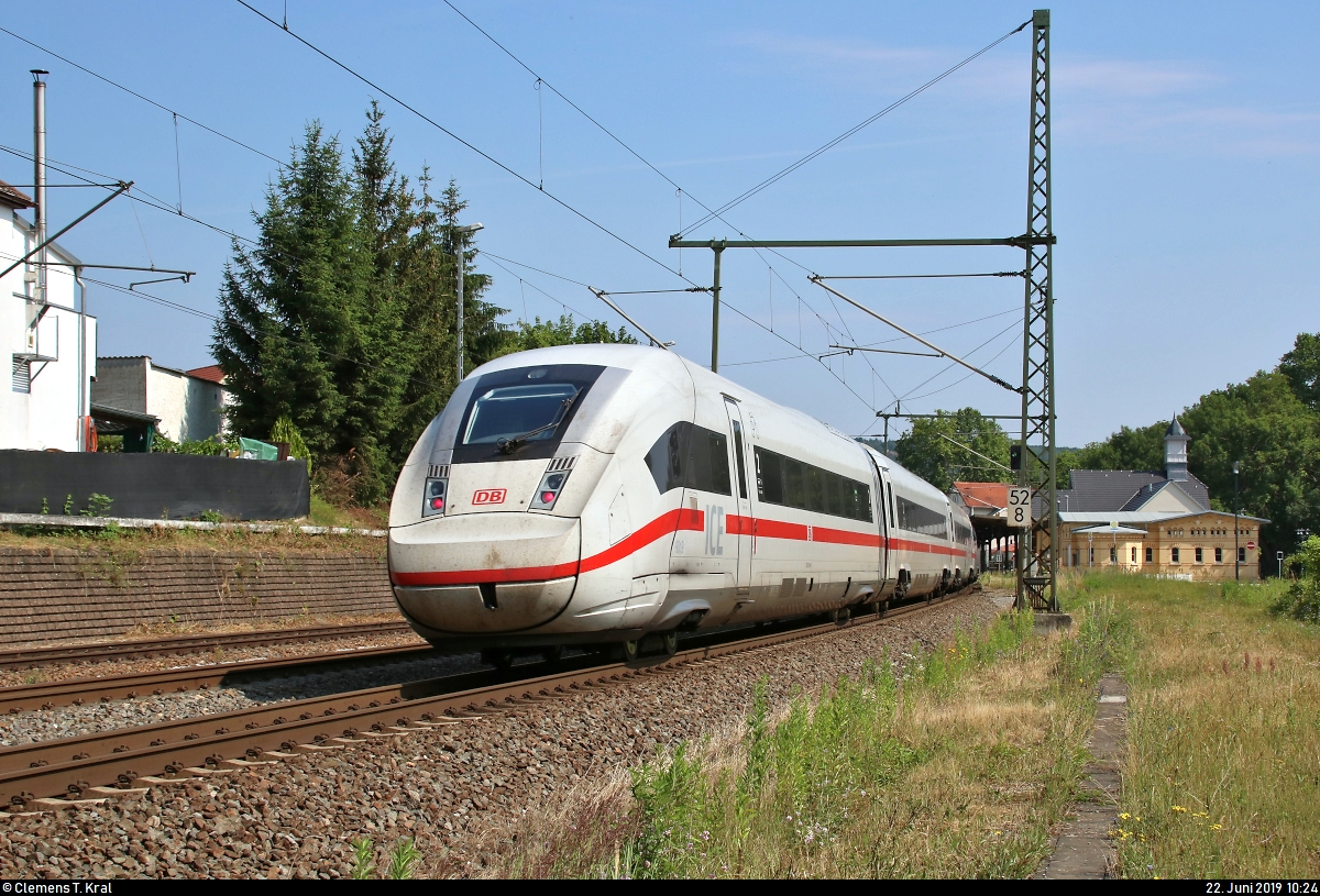 Aufgrund nochmaliger Softwarewechsel im Elektronischen Stellwerk (ESTW) im Zuge sicherungstechnischer Anpassungen wurde der ICE-Knoten Erfurt Hbf vom 22.6., 0:00 Uhr, bis 23.6.2019, 11:00 Uhr, voll gesperrt. Daher mussten u.a. sämtliche ICE-Linien weiträumig umgeleitet werden und befuhren dabei teilweise ihre alten Stammstrecken.
Nachschuss auf 812 019-8 (Tz 9019) als ICE 602 (Linie 28) von München Hbf nach Hamburg Hbf, der den Bahnhof Bad Kösen auf der Bahnstrecke Halle–Bebra (KBS 580) durchfährt.
[22.6.2019 | 10:24 Uhr]