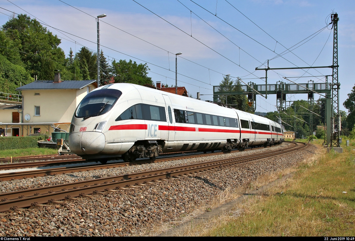 Aufgrund nochmaliger Softwarewechsel im Elektronischen Stellwerk (ESTW) im Zuge sicherungstechnischer Anpassungen wurde der ICE-Knoten Erfurt Hbf vom 22.6., 0:00 Uhr, bis 23.6.2019, 11:00 Uhr, voll gesperrt. Daher mussten u.a. sämtliche ICE-Linien weiträumig umgeleitet werden und befuhren dabei teilweise ihre alten Stammstrecken.
Hier durchfährt 411 584-6 (Tz 1184  Kaiserslautern ) als ICE 93  Berolina  (Linie 91) von Berlin Hbf (tief) nach Wien Hbf (A) den Bahnhof Bad Kösen auf der Bahnstrecke Halle–Bebra (KBS 580).
[22.6.2019 | 10:49 Uhr]
