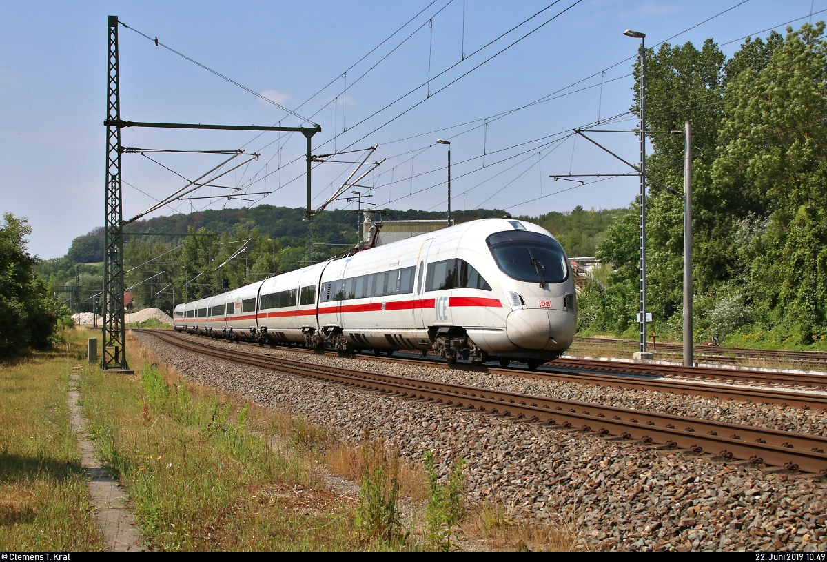 Aufgrund nochmaliger Softwarewechsel im Elektronischen Stellwerk (ESTW) im Zuge sicherungstechnischer Anpassungen wurde der ICE-Knoten Erfurt Hbf vom 22.6., 0:00 Uhr, bis 23.6.2019, 11:00 Uhr, voll gesperrt. Daher mussten u.a. sämtliche ICE-Linien weiträumig umgeleitet werden und befuhren dabei teilweise ihre alten Stammstrecken.
Nachschuss auf 411 584-6 (Tz 1184  Kaiserslautern ) als ICE 93  Berolina  (Linie 91) von Berlin Hbf (tief) nach Wien Hbf (A), der den Bahnhof Bad Kösen auf der Bahnstrecke Halle–Bebra (KBS 580) durchfährt.
[22.6.2019 | 10:49 Uhr]