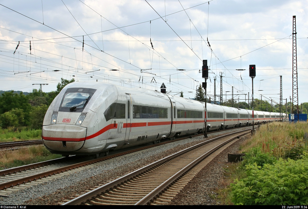 Aufgrund nochmaliger Softwarewechsel im Elektronischen Stellwerk (ESTW) im Zuge sicherungstechnischer Anpassungen wurde der ICE-Knoten Erfurt Hbf vom 22.6., 0:00 Uhr, bis 23.6.2019, 11:00 Uhr, voll gesperrt. Daher mussten u.a. sämtliche ICE-Linien weiträumig umgeleitet werden und befuhren dabei teilweise ihre alten Stammstrecken.
Hier erreicht 812 011-6 (Tz 9011) als ICE 507 (Linie 28) von Hamburg-Altona nach München Hbf Naumburg(Saale)Hbf auf Gleis 2.
Aufgenommen am Ende des Bahnsteigs 1.
[22.6.2019 | 11:36 Uhr]