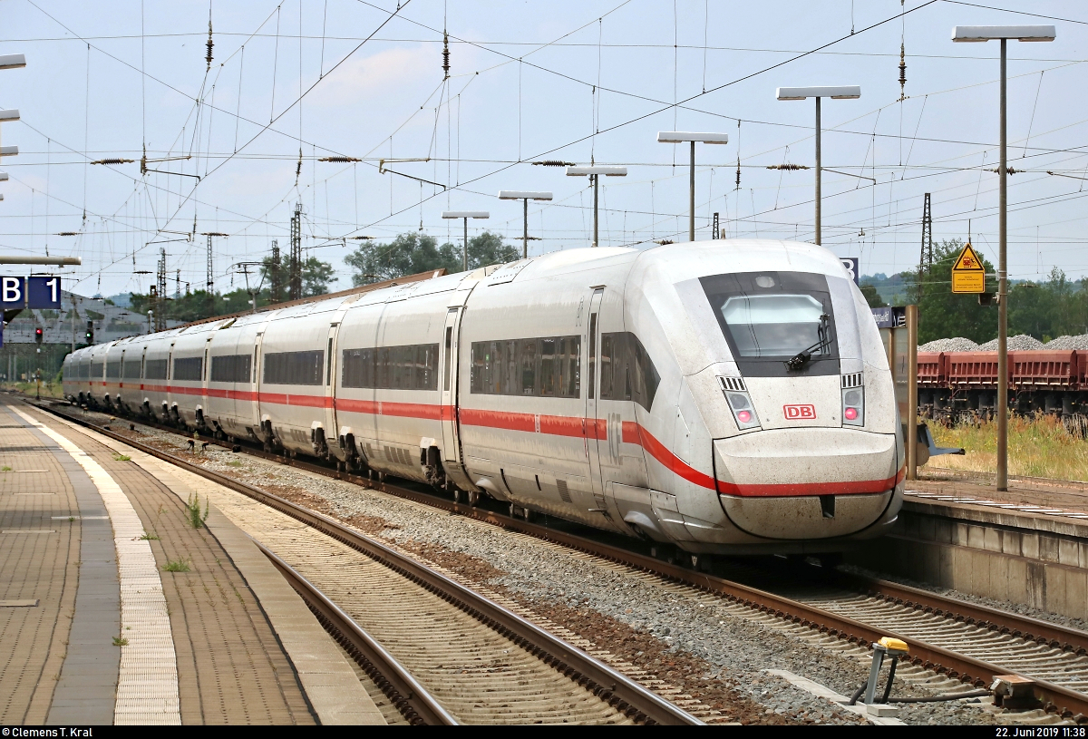 Aufgrund nochmaliger Softwarewechsel im Elektronischen Stellwerk (ESTW) im Zuge sicherungstechnischer Anpassungen wurde der ICE-Knoten Erfurt Hbf vom 22.6., 0:00 Uhr, bis 23.6.2019, 11:00 Uhr, voll gesperrt. Daher mussten u.a. sämtliche ICE-Linien weiträumig umgeleitet werden und befuhren dabei teilweise ihre alten Stammstrecken.
Nachschuss auf 812 011-5 (Tz 9011) als ICE 507 (Linie 28) von Hamburg-Altona nach München Hbf, der Naumburg(Saale)Hbf auf Gleis 2 verlässt.
[22.6.2019 | 11:38 Uhr]