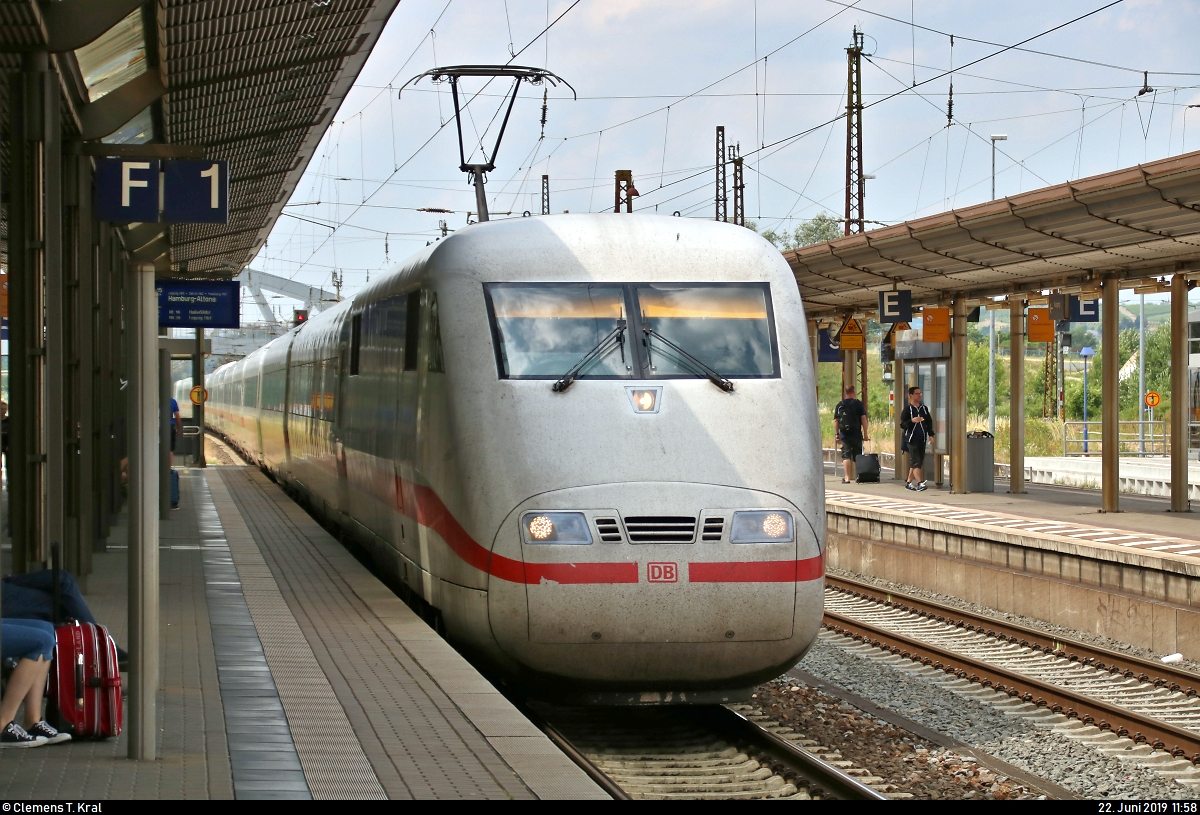 Aufgrund nochmaliger Softwarewechsel im Elektronischen Stellwerk (ESTW) im Zuge sicherungstechnischer Anpassungen wurde der ICE-Knoten Erfurt Hbf vom 22.6., 0:00 Uhr, bis 23.6.2019, 11:00 Uhr, voll gesperrt. Daher mussten u.a. sämtliche ICE-Linien weiträumig umgeleitet werden und befuhren dabei teilweise ihre alten Stammstrecken.
Hier trifft 401 010-4 (Tz 110  Gelsenkirchen ) als ICE 2504 von München Hbf nach Hamburg-Altona nach fast dreistündiger Fahrt seit dem letzten Zwischenhalt (Erlangen) rund 15 Minuten eher in Naumburg(Saale)Hbf auf Gleis 1 ein.
[22.6.2019 | 11:58 Uhr]