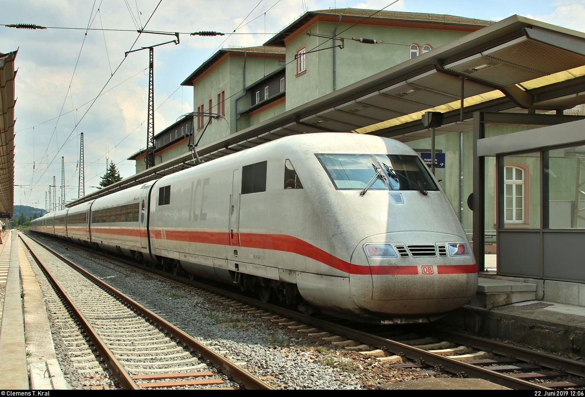 Aufgrund nochmaliger Softwarewechsel im Elektronischen Stellwerk (ESTW) im Zuge sicherungstechnischer Anpassungen wurde der ICE-Knoten Erfurt Hbf vom 22.6., 0:00 Uhr, bis 23.6.2019, 11:00 Uhr, voll gesperrt. Daher mussten u.a. sämtliche ICE-Linien weiträumig umgeleitet werden und befuhren dabei teilweise ihre alten Stammstrecken.
Hier steht 401 010-4 (Tz 110  Gelsenkirchen ) als ICE 2504 von München Hbf nach Hamburg-Altona nach fast dreistündiger Fahrt seit dem letzten Zwischenhalt (Erlangen) in Naumburg(Saale)Hbf auf Gleis 1.
Aufgenommen vom Zugang zu Bahnsteig 4/5, der wegen Bauarbeiten am Treppenaufgang über die Gleise 3 und 4 erfolgte.
[22.6.2019 | 12:06 Uhr]