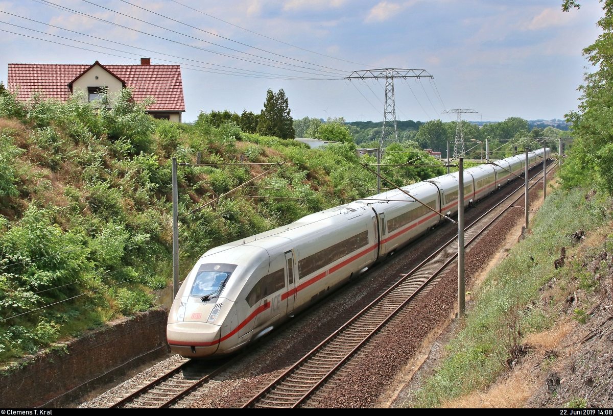 Aufgrund nochmaliger Softwarewechsel im Elektronischen Stellwerk (ESTW) im Zuge sicherungstechnischer Anpassungen wurde der ICE-Knoten Erfurt Hbf vom 22.6., 0:00 Uhr, bis 23.6.2019, 11:00 Uhr, voll gesperrt. Daher mussten u.a. sämtliche ICE-Linien weiträumig umgeleitet werden und befuhren dabei teilweise ihre alten Stammstrecken.
Hier fährt 812 013-2 (Tz 9013) als ICE 692 (Linie 11) von München Hbf nach Berlin Hbf (tief) in Halle-Böllberg/Wörmlitz auf der Bahnstrecke Halle–Hann. Münden (KBS 590).
Aufgenommen von der Brücke Kaiserslauterer Straße.
[22.6.2019 | 14:08 Uhr]