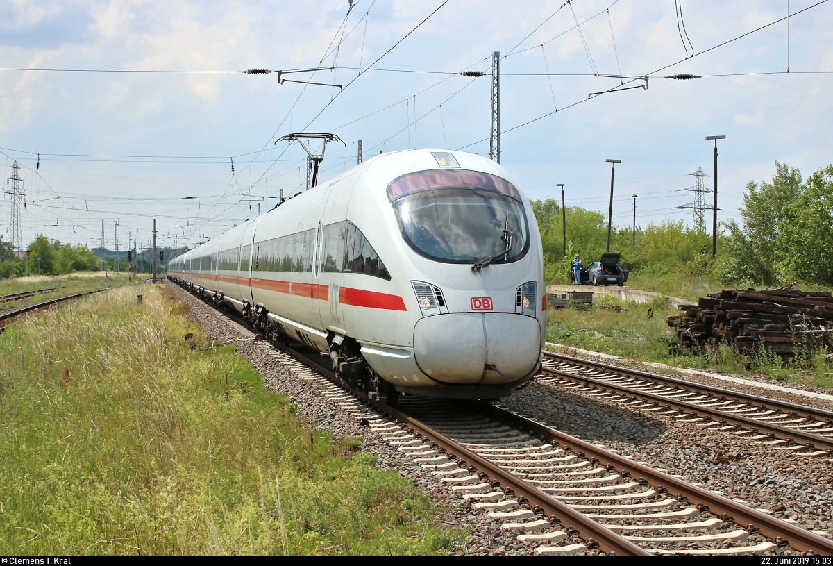Aufgrund nochmaliger Softwarewechsel im Elektronischen Stellwerk (ESTW) im Zuge sicherungstechnischer Anpassungen wurde der ICE-Knoten Erfurt Hbf vom 22.6., 0:00 Uhr, bis 23.6.2019, 11:00 Uhr, voll gesperrt. Daher mussten u.a. sämtliche ICE-Linien weiträumig umgeleitet werden und befuhren dabei teilweise ihre alten Stammstrecken.
Hier durchfahren 415 502-4 (Tz 1502  Karlsruhe ) und 411 001-1 (Tz 1101  Neustadt an der Weinstraße ) als ICE 1559 (Linie 50) von Wiesbaden Hbf nach Leipzig Hbf den Bahnhof Angersdorf auf der Bahnstrecke Halle–Hann. Münden (KBS 590).
Aufgenommen am Ende des Bahnsteigs 2/3.
[22.6.2019 | 15:03 Uhr]