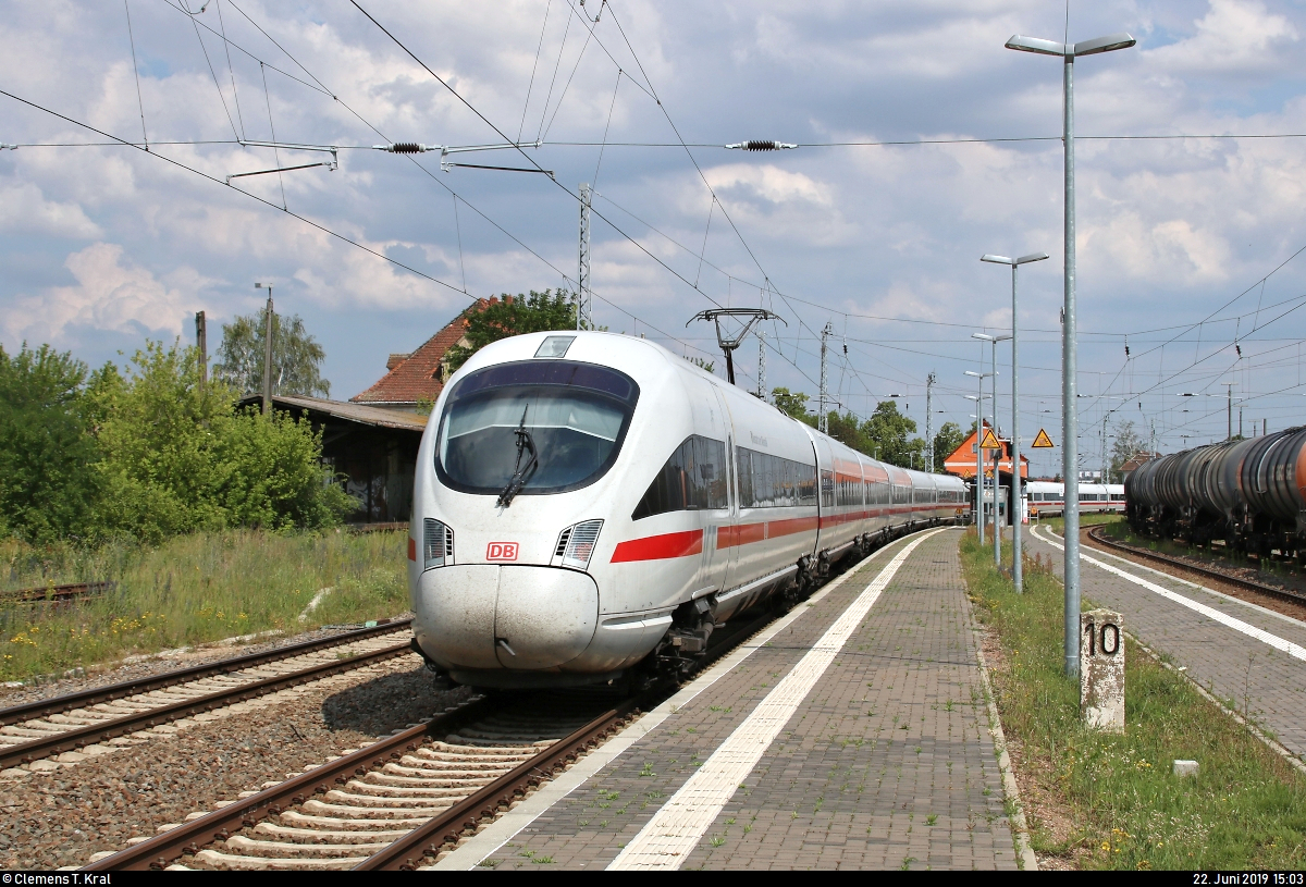 Aufgrund nochmaliger Softwarewechsel im Elektronischen Stellwerk (ESTW) im Zuge sicherungstechnischer Anpassungen wurde der ICE-Knoten Erfurt Hbf vom 22.6., 0:00 Uhr, bis 23.6.2019, 11:00 Uhr, voll gesperrt. Daher mussten u.a. sämtliche ICE-Linien weiträumig umgeleitet werden und befuhren dabei teilweise ihre alten Stammstrecken.
Nachschuss auf 411 001-1 (Tz 1101  Neustadt an der Weinstraße ) und 415 502-4 (Tz 1502  Karlsruhe ) als ICE 1559 (Linie 50) von Wiesbaden Hbf nach Leipzig Hbf, die den Bahnhof Angersdorf auf der Bahnstrecke Halle–Hann. Münden (KBS 590) durchfahren.
[22.6.2019 | 15:03 Uhr]