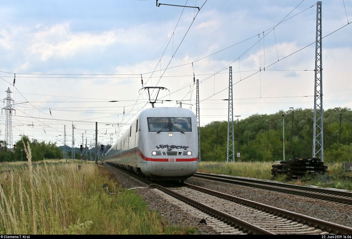 Aufgrund nochmaliger Softwarewechsel im Elektronischen Stellwerk (ESTW) im Zuge sicherungstechnischer Anpassungen wurde der ICE-Knoten Erfurt Hbf vom 22.6., 0:00 Uhr, bis 23.6.2019, 11:00 Uhr, voll gesperrt. Daher mussten u.a. sämtliche ICE-Linien weiträumig umgeleitet werden und befuhren dabei teilweise ihre alten Stammstrecken.
Hier durchfährt 401 070-8 (Tz 170) als ICE 690 (Linie 11) von München Hbf nach Hamburg Hbf den Bahnhof Angersdorf auf der Bahnstrecke Halle–Hann. Münden (KBS 590).
Aufgenommen am Ende des Bahnsteigs 2/3.
[22.6.2019 | 16:06 Uhr]