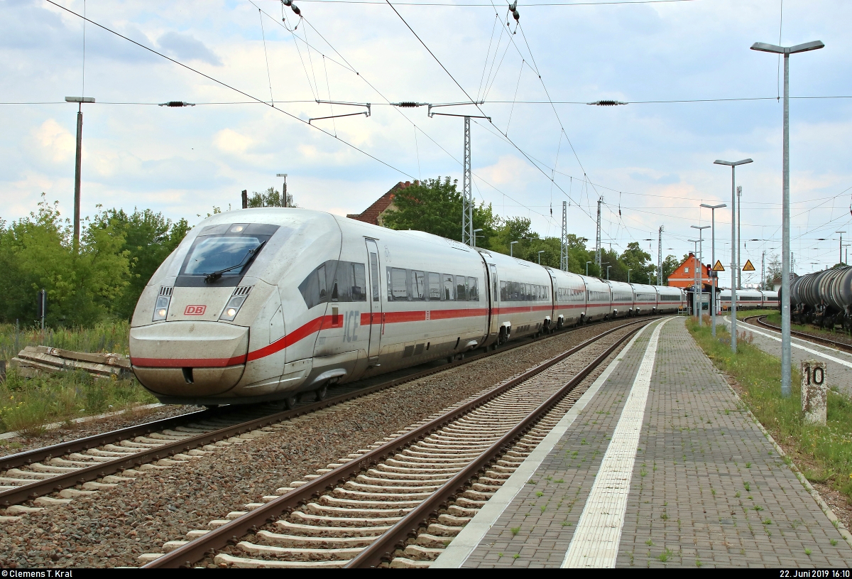 Aufgrund nochmaliger Softwarewechsel im Elektronischen Stellwerk (ESTW) im Zuge sicherungstechnischer Anpassungen wurde der ICE-Knoten Erfurt Hbf vom 22.6., 0:00 Uhr, bis 23.6.2019, 11:00 Uhr, voll gesperrt. Daher mussten u.a. sämtliche ICE-Linien weiträumig umgeleitet werden und befuhren dabei teilweise ihre alten Stammstrecken.
Hier durchfährt 812 007-3 (Tz 9007) als ICE 693 (Linie 11) von Berlin Hbf (tief) nach Stuttgart Hbf den Bahnhof Angersdorf auf der Bahnstrecke Halle–Hann. Münden (KBS 590).
[22.6.2019 | 16:10 Uhr]