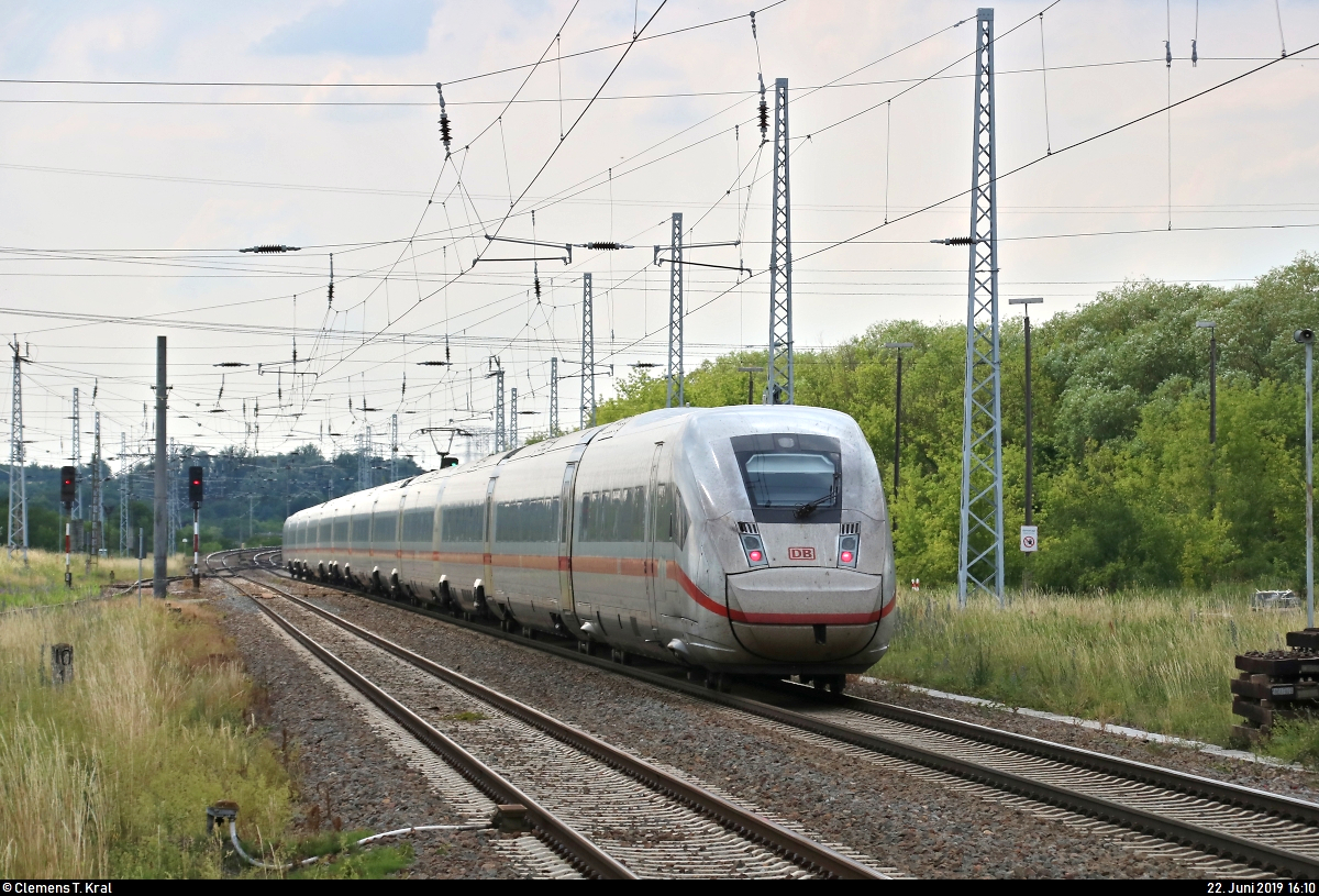 Aufgrund nochmaliger Softwarewechsel im Elektronischen Stellwerk (ESTW) im Zuge sicherungstechnischer Anpassungen wurde der ICE-Knoten Erfurt Hbf vom 22.6., 0:00 Uhr, bis 23.6.2019, 11:00 Uhr, voll gesperrt. Daher mussten u.a. sämtliche ICE-Linien weiträumig umgeleitet werden und befuhren dabei teilweise ihre alten Stammstrecken.
Nachschuss auf 812 007-? (Tz 9007) als ICE 693 (Linie 11) von Berlin Hbf (tief) nach Stuttgart Hbf, der den Bahnhof Angersdorf auf der Bahnstrecke Halle–Hann. Münden (KBS 590) durchfährt.
Aufgenommen am Ende des Bahnsteigs 2/3.
[22.6.2019 | 16:10 Uhr]