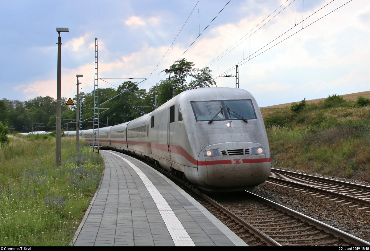 Aufgrund nochmaliger Softwarewechsel im Elektronischen Stellwerk (ESTW) im Zuge sicherungstechnischer Anpassungen wurde der ICE-Knoten Erfurt Hbf vom 22.6., 0:00 Uhr, bis 23.6.2019, 11:00 Uhr, voll gesperrt. Daher mussten u.a. sämtliche ICE-Linien weiträumig umgeleitet werden und befuhren dabei teilweise ihre alten Stammstrecken.
Hier durchfährt 401 053-4 (Tz 153  Neumünster ) als ICE 598 (Linie 11) von München Hbf nach Berlin Gesundbrunnen den Hp Zscherben auf der Bahnstrecke Halle–Hann. Münden (KBS 590).
[22.6.2019 | 18:18 Uhr]