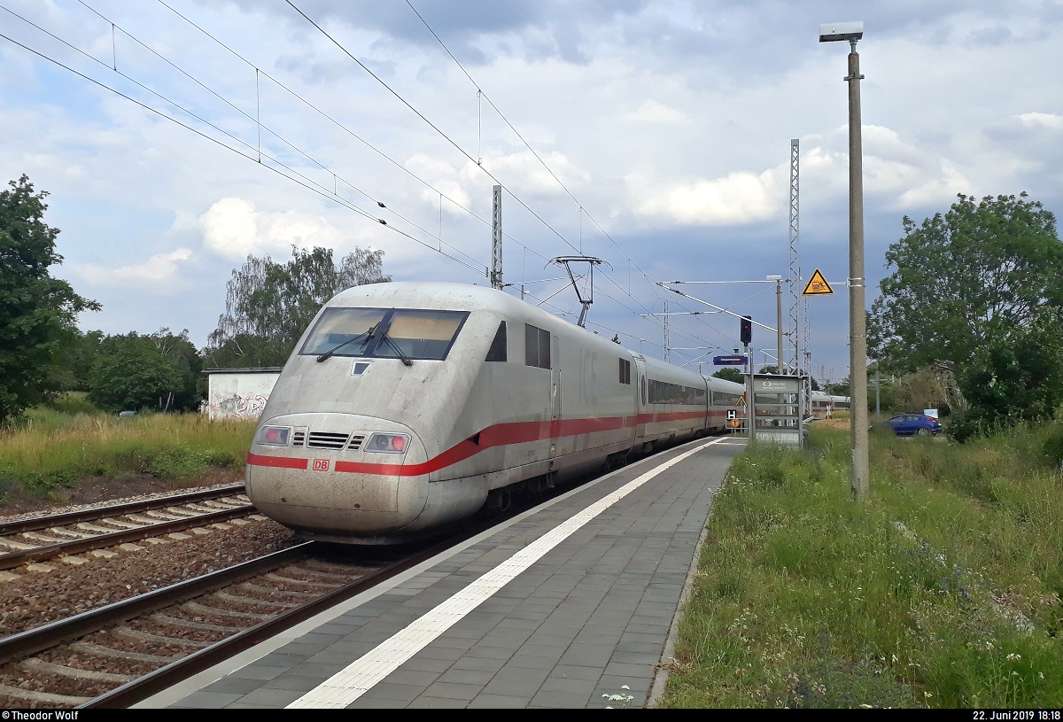 Aufgrund nochmaliger Softwarewechsel im Elektronischen Stellwerk (ESTW) im Zuge sicherungstechnischer Anpassungen wurde der ICE-Knoten Erfurt Hbf vom 22.6., 0:00 Uhr, bis 23.6.2019, 11:00 Uhr, voll gesperrt. Daher mussten u.a. sämtliche ICE-Linien weiträumig umgeleitet werden und befuhren dabei teilweise ihre alten Stammstrecken.
Nachschuss auf 401 553-3 (Tz 153  Neumünster ) als ICE 598 (Linie 11) von München Hbf nach Berlin Gesundbrunnen, der den Hp Zscherben auf der Bahnstrecke Halle–Hann. Münden (KBS 590) durchfährt.
[22.6.2019 | 18:18 Uhr]

© Theodor Wolf
Der Fotograf ist mit der Veröffentlichung auf meinem Account ausdrücklich einverstanden und behält alle Rechte am Bild.