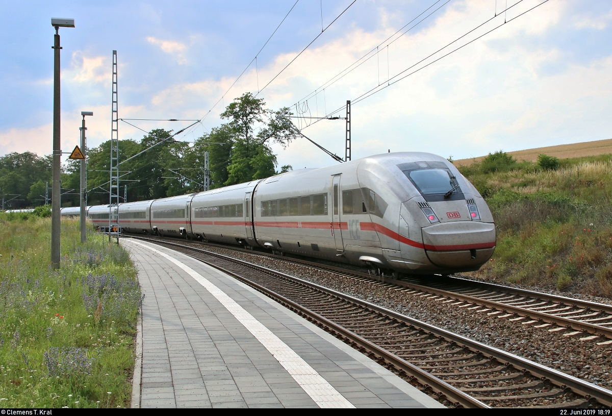 Aufgrund nochmaliger Softwarewechsel im Elektronischen Stellwerk (ESTW) im Zuge sicherungstechnischer Anpassungen wurde der ICE-Knoten Erfurt Hbf vom 22.6., 0:00 Uhr, bis 23.6.2019, 11:00 Uhr, voll gesperrt. Daher mussten u.a. sämtliche ICE-Linien weiträumig umgeleitet werden und befuhren dabei teilweise ihre alten Stammstrecken.
Nachschuss auf 812 013-2 (Tz 9013) als ICE 695 (Linie 11) von Berlin Hbf (tief) nach Stuttgart Hbf, der den Hp Zscherben auf der Bahnstrecke Halle–Hann. Münden (KBS 590) durchfährt.
[22.6.2019 | 18:19 Uhr]