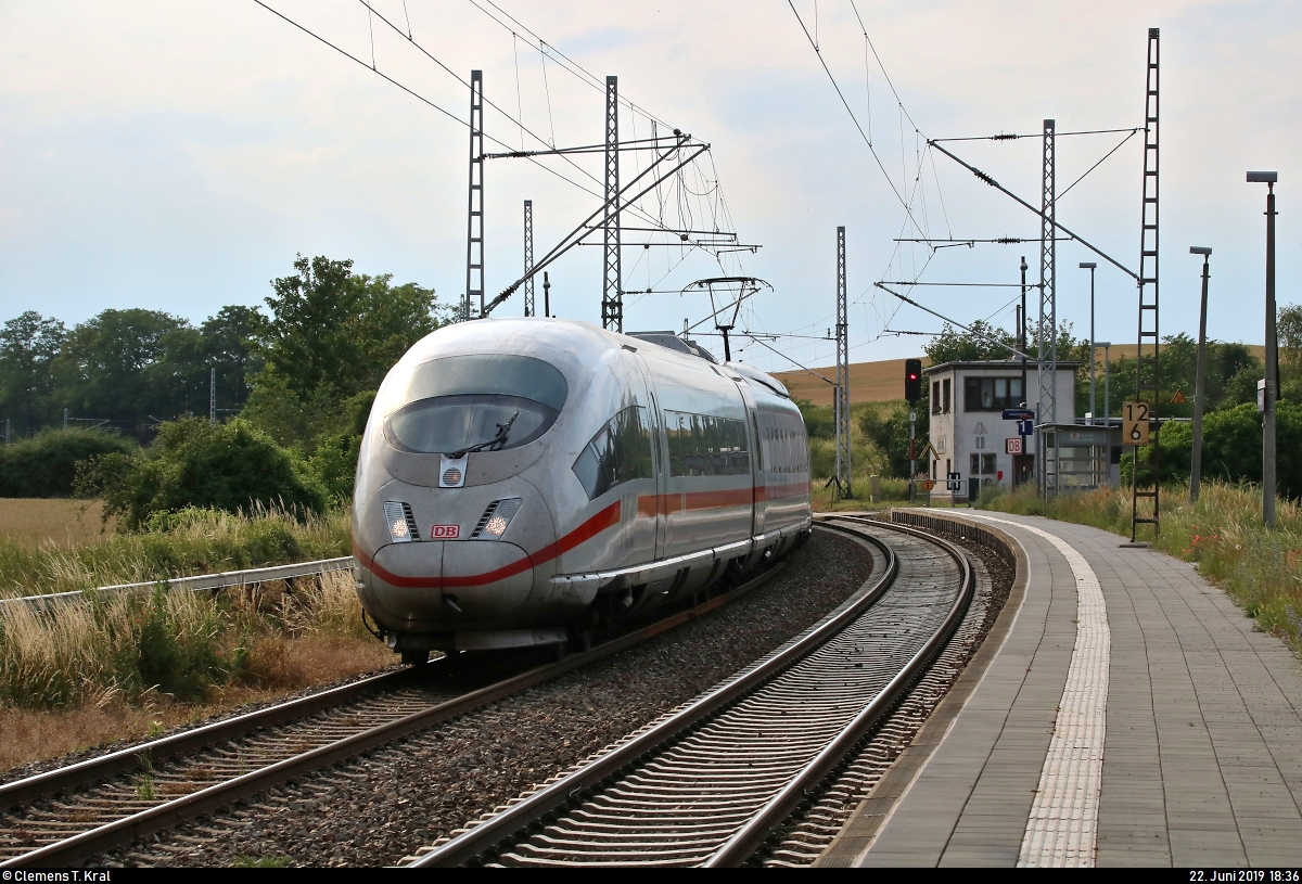 Aufgrund nochmaliger Softwarewechsel im Elektronischen Stellwerk (ESTW) im Zuge sicherungstechnischer Anpassungen wurde der ICE-Knoten Erfurt Hbf vom 22.6., 0:00 Uhr, bis 23.6.2019, 11:00 Uhr, voll gesperrt. Daher mussten u.a. sämtliche ICE-Linien weiträumig umgeleitet werden und befuhren dabei teilweise ihre alten Stammstrecken.
Sichtweise Nr. 2:
403 003-7 (Tz 303  Dortmund ) als unbekannter ICE durchfährt den Hp Zscherben auf der Bahnstrecke Halle–Hann. Münden (KBS 590) Richtung Halle (Saale)/Leipzig.
Rechts im Hintergrund ist ebenso das Stellwerk Zscherben Bk, ein Gleisbildstellwerk von WSSB, zu erkennen.
[22.6.2019 | 18:36 Uhr]