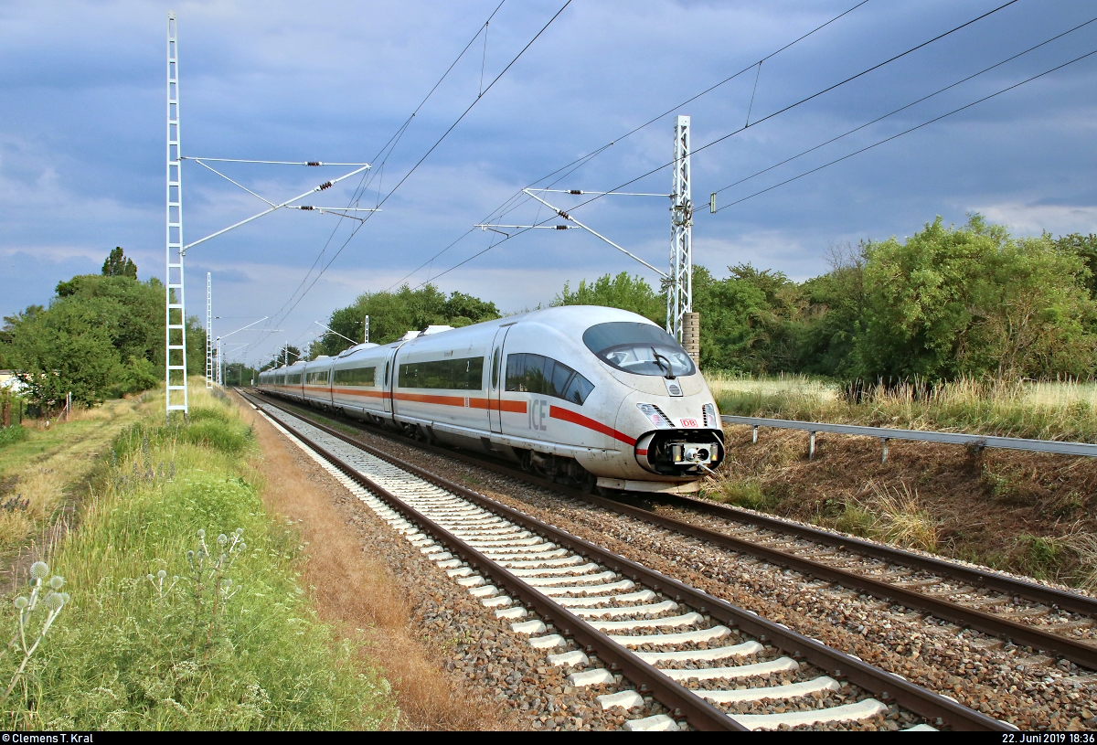 Aufgrund nochmaliger Softwarewechsel im Elektronischen Stellwerk (ESTW) im Zuge sicherungstechnischer Anpassungen wurde der ICE-Knoten Erfurt Hbf vom 22.6., 0:00 Uhr, bis 23.6.2019, 11:00 Uhr, voll gesperrt. Daher mussten u.a. sämtliche ICE-Linien weiträumig umgeleitet werden und befuhren dabei teilweise ihre alten Stammstrecken.
Sichtweise Nr. 2:
Nachschuss auf 403 503-6 (Tz 303  Dortmund ) als unbekannter ICE, der den Hp Zscherben auf der Bahnstrecke Halle–Hann. Münden (KBS 590) Richtung Halle (Saale)/Leipzig durchfährt.
Aufgenommen am Ende des Bahnsteigs 1.
[22.6.2019 | 18:36 Uhr]