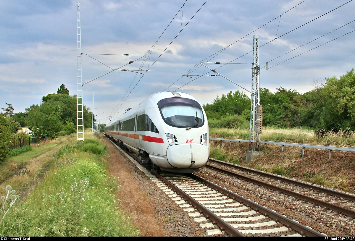 Aufgrund nochmaliger Softwarewechsel im Elektronischen Stellwerk (ESTW) im Zuge sicherungstechnischer Anpassungen wurde der ICE-Knoten Erfurt Hbf vom 22.6., 0:00 Uhr, bis 23.6.2019, 11:00 Uhr, voll gesperrt. Daher mussten u.a. sämtliche ICE-Linien weiträumig umgeleitet werden und befuhren dabei teilweise ihre alten Stammstrecken.
Hier durchfährt 415 005/415 505 (Tz 1505  Marburg/Lahn ) als ICE 1552 (Linie 50) von Leipzig Hbf nach Frankfurt(Main)Hbf den Hp Zscherben auf der Bahnstrecke Halle–Hann. Münden (KBS 590).
Aufgenommen am Ende des Bahnsteigs 1.
[22.6.2019 | 18:48 Uhr]