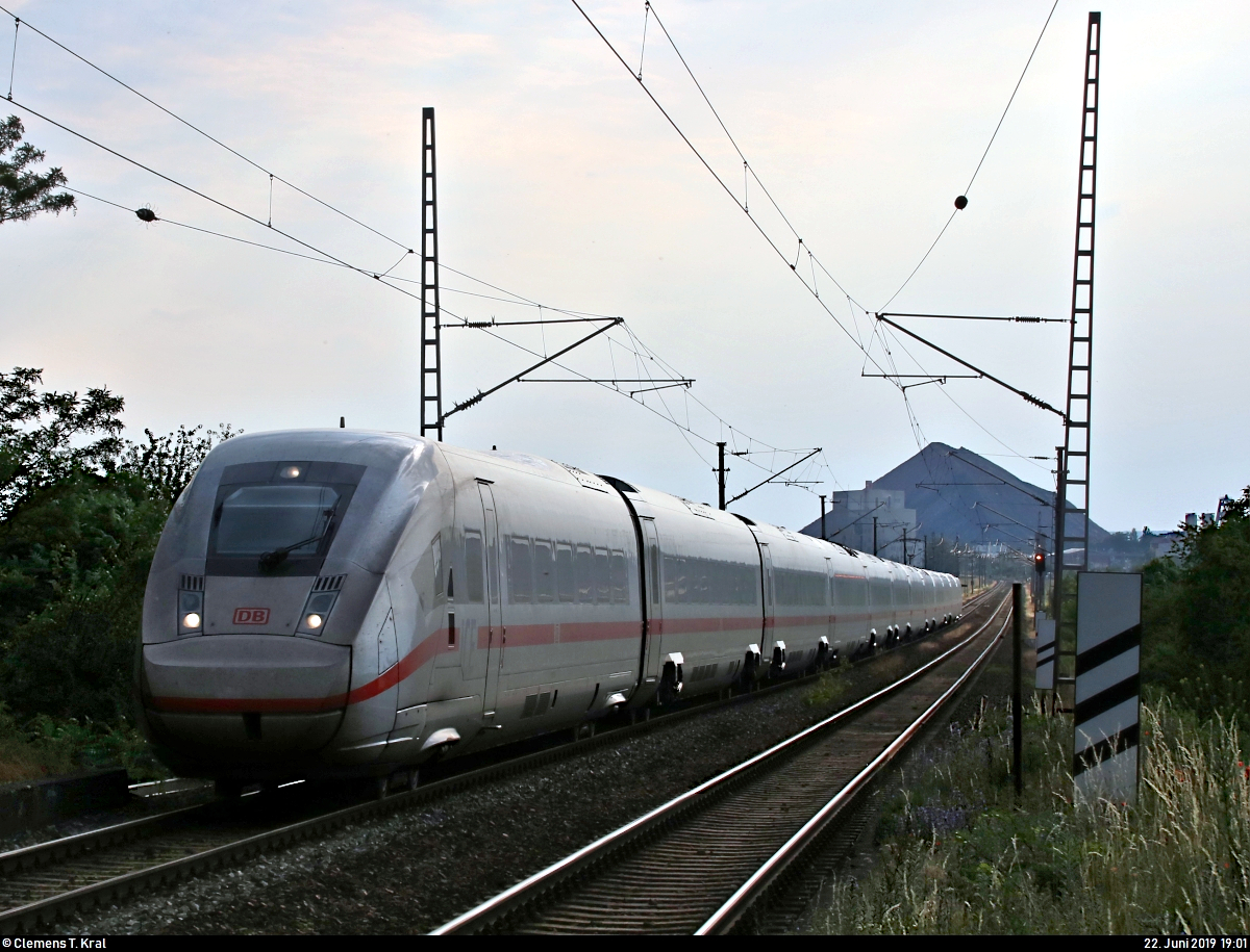 Aufgrund nochmaliger Softwarewechsel im Elektronischen Stellwerk (ESTW) im Zuge sicherungstechnischer Anpassungen wurde der ICE-Knoten Erfurt Hbf vom 22.6., 0:00 Uhr, bis 23.6.2019, 11:00 Uhr, voll gesperrt. Daher mussten u.a. sämtliche ICE-Linien weiträumig umgeleitet werden und befuhren dabei teilweise ihre alten Stammstrecken.
Hier durchfährt 812 0?? (Tz 90??) als unbekannter ICE den Hp Teutschenthal Ost auf der Bahnstrecke Halle–Hann. Münden (KBS 590) Richtung Halle (Saale)/Leipzig.
Aufgenommen im Gegenlicht am Ende des Bahnsteigs 2.
(Neubearbeitung)
[22.6.2019 | 19:01 Uhr]