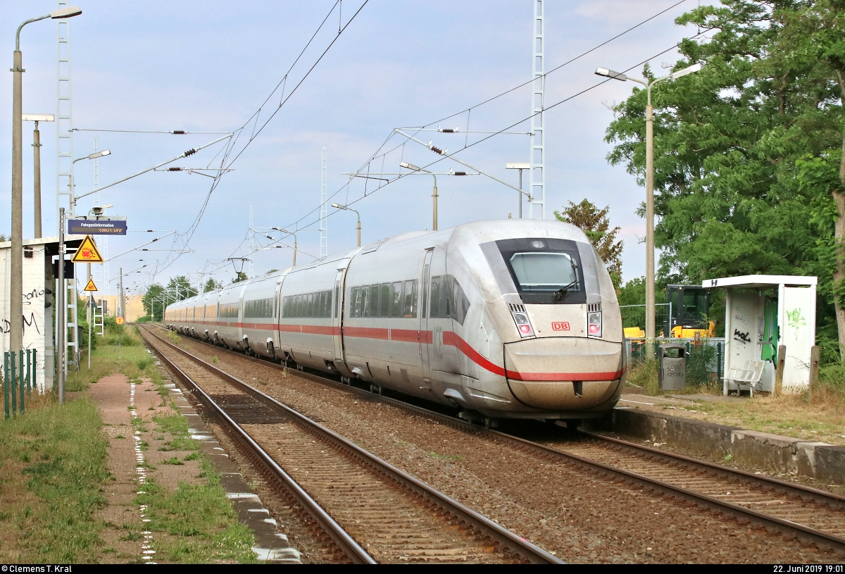 Aufgrund nochmaliger Softwarewechsel im Elektronischen Stellwerk (ESTW) im Zuge sicherungstechnischer Anpassungen wurde der ICE-Knoten Erfurt Hbf vom 22.6., 0:00 Uhr, bis 23.6.2019, 11:00 Uhr, voll gesperrt. Daher mussten u.a. sämtliche ICE-Linien weiträumig umgeleitet werden und befuhren dabei teilweise ihre alten Stammstrecken.
Nachschuss auf 812 0?? (Tz 90??) als unbekannter ICE, der den Hp Teutschenthal Ost auf der Bahnstrecke Halle–Hann. Münden (KBS 590) Richtung Halle (Saale)/Leipzig durchfährt.
[22.6.2019 | 19:01 Uhr]