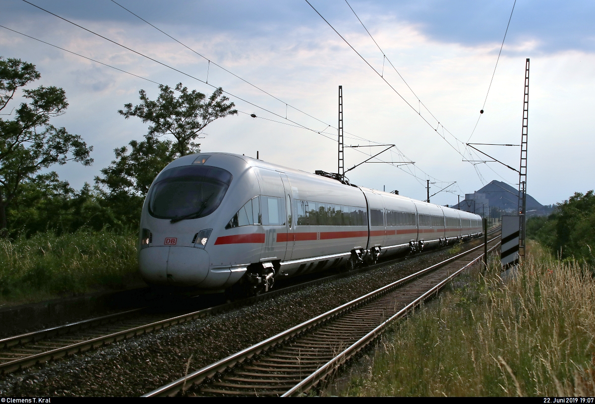 Aufgrund nochmaliger Softwarewechsel im Elektronischen Stellwerk (ESTW) im Zuge sicherungstechnischer Anpassungen wurde der ICE-Knoten Erfurt Hbf vom 22.6., 0:00 Uhr, bis 23.6.2019, 11:00 Uhr, voll gesperrt. Daher mussten u.a. sämtliche ICE-Linien weiträumig umgeleitet werden und befuhren dabei teilweise ihre alten Stammstrecken.
Hier durchfährt 411 502-8 (Tz 1102  Neubrandenburg ) als unbekannter ICE den Hp Teutschenthal Ost auf der Bahnstrecke Halle–Hann. Münden (KBS 590) Richtung Halle (Saale)/Leipzig.
Aufgenommen im Gegenlicht am Ende des Bahnsteigs 2.
Bild durchlief die Selbstfreischaltung.
[22.6.2019 | 19:07 Uhr]