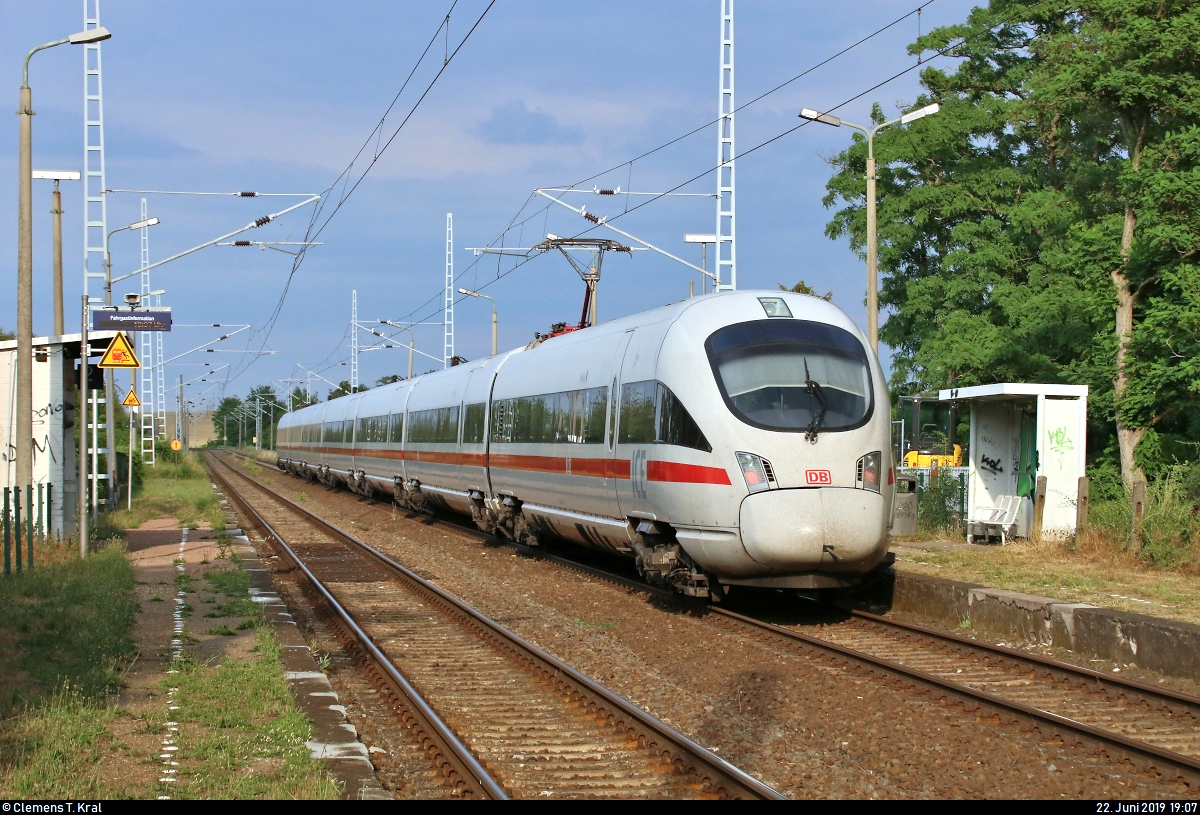 Aufgrund nochmaliger Softwarewechsel im Elektronischen Stellwerk (ESTW) im Zuge sicherungstechnischer Anpassungen wurde der ICE-Knoten Erfurt Hbf vom 22.6., 0:00 Uhr, bis 23.6.2019, 11:00 Uhr, voll gesperrt. Daher mussten u.a. sämtliche ICE-Linien weiträumig umgeleitet werden und befuhren dabei teilweise ihre alten Stammstrecken.
Nachschuss auf 411 002-9 (Tz 1102  Neubrandenburg ) als unbekannter ICE, der den Hp Teutschenthal Ost auf der Bahnstrecke Halle–Hann. Münden (KBS 590) Richtung Halle (Saale)/Leipzig durchfährt.
[22.6.2019 | 19:07 Uhr]