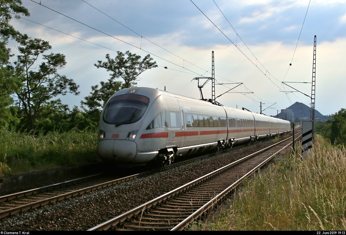 Aufgrund nochmaliger Softwarewechsel im Elektronischen Stellwerk (ESTW) im Zuge sicherungstechnischer Anpassungen wurde der ICE-Knoten Erfurt Hbf vom 22.6., 0:00 Uhr, bis 23.6.2019, 11:00 Uhr, voll gesperrt. Daher mussten u.a. sämtliche ICE-Linien weiträumig umgeleitet werden und befuhren dabei teilweise ihre alten Stammstrecken.
Hier durchfährt 411 019-3 (Tz 1119  Meißen ) als ICE 1653 (Linie 50) von Wiesbaden Hbf nach Dresden Hbf den Hp Teutschenthal Ost auf der Bahnstrecke Halle–Hann. Münden (KBS 590).
Aufgenommen im Gegenlicht am Ende des Bahnsteigs 2.
Bild durchlief die Selbstfreischaltung.
[22.6.2019 | 19:13 Uhr]