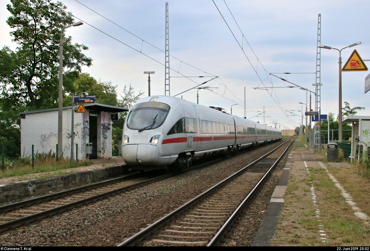 Aufgrund nochmaliger Softwarewechsel im Elektronischen Stellwerk (ESTW) im Zuge sicherungstechnischer Anpassungen wurde der ICE-Knoten Erfurt Hbf vom 22.6., 0:00 Uhr, bis 23.6.2019, 11:00 Uhr, voll gesperrt. Daher mussten u.a. sämtliche ICE-Linien weiträumig umgeleitet werden und befuhren dabei teilweise ihre alten Stammstrecken.
Hier durchfährt 4011 092/4011 592 (Tz 1192  Linz ) als ICE 1627 (Linie 11) von Berlin Gesundbrunnen nach Frankfurt(Main)Hbf den Hp Teutschenthal Ost auf der Bahnstrecke Halle–Hann. Münden (KBS 590).
[22.6.2019 | 20:02 Uhr]