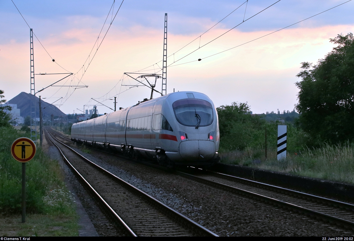 Aufgrund nochmaliger Softwarewechsel im Elektronischen Stellwerk (ESTW) im Zuge sicherungstechnischer Anpassungen wurde der ICE-Knoten Erfurt Hbf vom 22.6., 0:00 Uhr, bis 23.6.2019, 11:00 Uhr, voll gesperrt. Daher mussten u.a. sämtliche ICE-Linien weiträumig umgeleitet werden und befuhren dabei teilweise ihre alten Stammstrecken.
Nachschuss auf 4011 092/4011 592 (Tz 1192  Linz ) als ICE 1627 (Linie 11) von Berlin Gesundbrunnen nach Frankfurt(Main)Hbf, der den Hp Teutschenthal Ost auf der Bahnstrecke Halle–Hann. Münden (KBS 590) durchfährt.
[22.6.2019 | 20:02 Uhr]