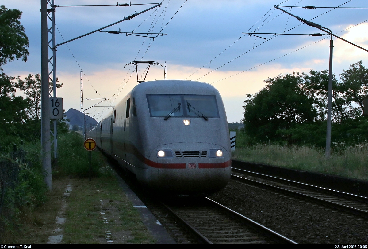 Aufgrund nochmaliger Softwarewechsel im Elektronischen Stellwerk (ESTW) im Zuge sicherungstechnischer Anpassungen wurde der ICE-Knoten Erfurt Hbf vom 22.6., 0:00 Uhr, bis 23.6.2019, 11:00 Uhr, voll gesperrt. Daher mussten u.a. sämtliche ICE-Linien weiträumig umgeleitet werden und befuhren dabei teilweise ihre alten Stammstrecken.
Obwohl die Aufnahme Mitte Juni entstand, wurde es an diesem Abend recht schnell dunkel, was schwierige Lichtverhältnisse bescherte.
Auf dem letzten Bild des Tages durchfährt 401 ??? (Tz 1??) als ICE 596 (Linie 11) von München Hbf nach Berlin Hbf (tief) den Hp Teutschenthal Ost auf der Bahnstrecke Halle–Hann. Münden (KBS 590).
[22.6.2019 | 20:05 Uhr]