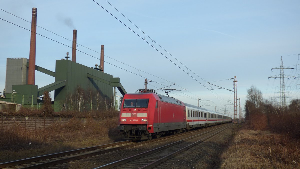 Aufgrund von Oberleitungsarbeiten im Raum Wanne-Eickel kommt es an verschiedenen Wochenenden zu Schienenersatzverkehr und Umleitungen.
Aufgrund der Arbeiten werden die InterCity´s der Linie (Norddeich)-Emden-Köln-(Koblenz) über die Emschertalbahn umgeleitet. Diese Verkehren dadurch zwischen Recklinghausen und Oberhausen ohne Halt.

Hier passiert 101 089 mit ihrem IC 2203 am 28.01.17 die Kokerei Prosper Haniel in Bottrop.