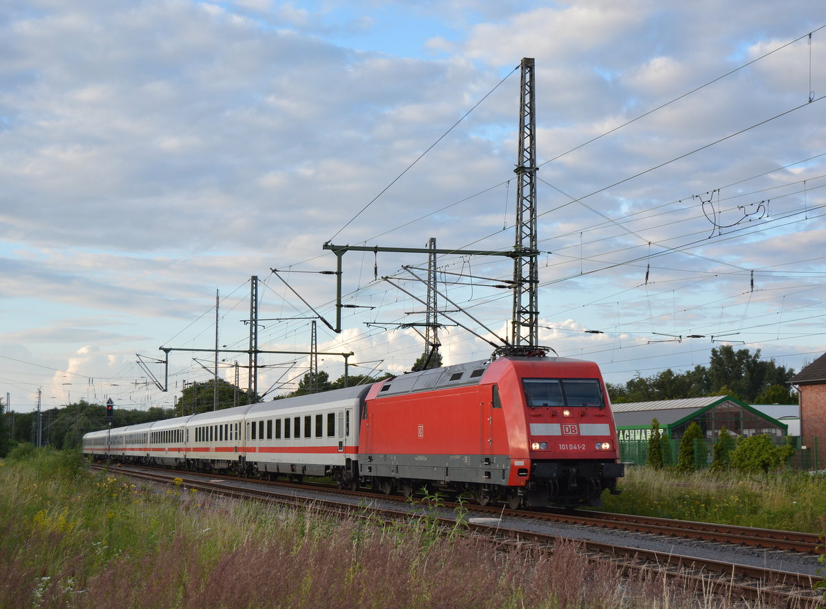 Aufgrund von Oberleitungsarbeiten zwischen Mönchengladbach und Aachen wird der sonntägliche IC1919 während den Arbeiten von Rheydt direkt nach Köln geleitet. Hier durchfährt er Grevenbroich mit ca. 20 Minuten Verspätung.

Grevenbroich 02.07.2016