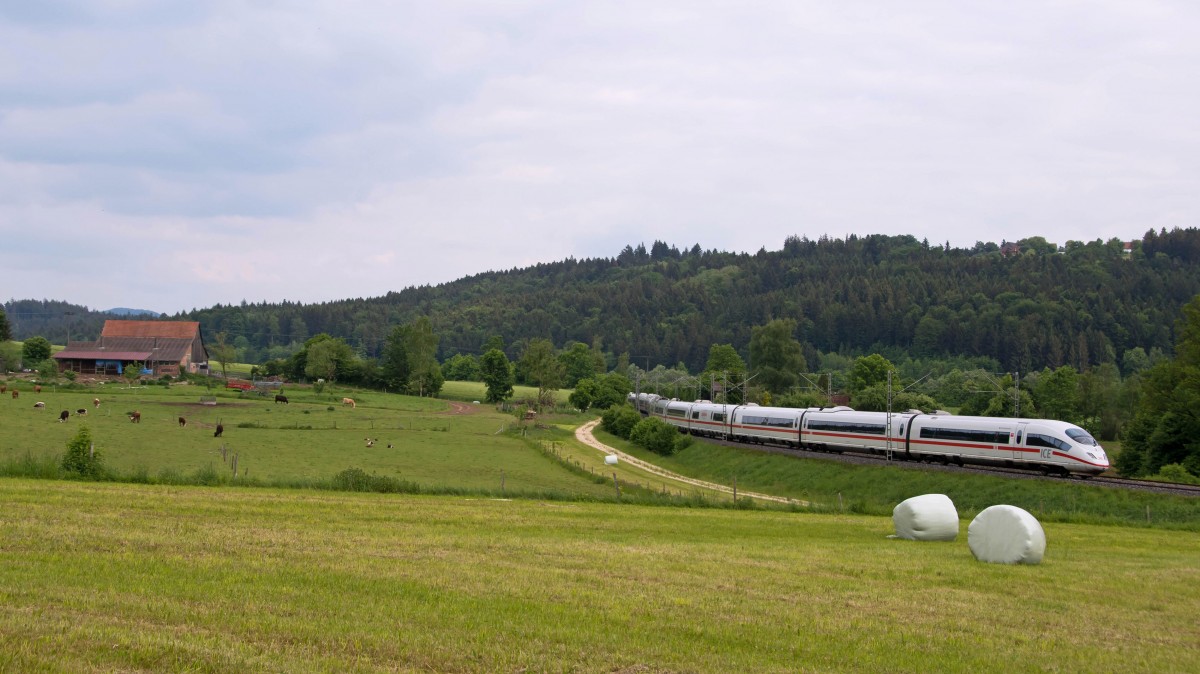 Aufgrund einer Sperrung auf der Filsbahn wurde der Fernverkehr über die Remsbahn Umgeleitet.403 017 und 403 525 als ICE 514 nach Dortmund.Aufgenommen bei Lorch im Remstal am 23.5.2015
