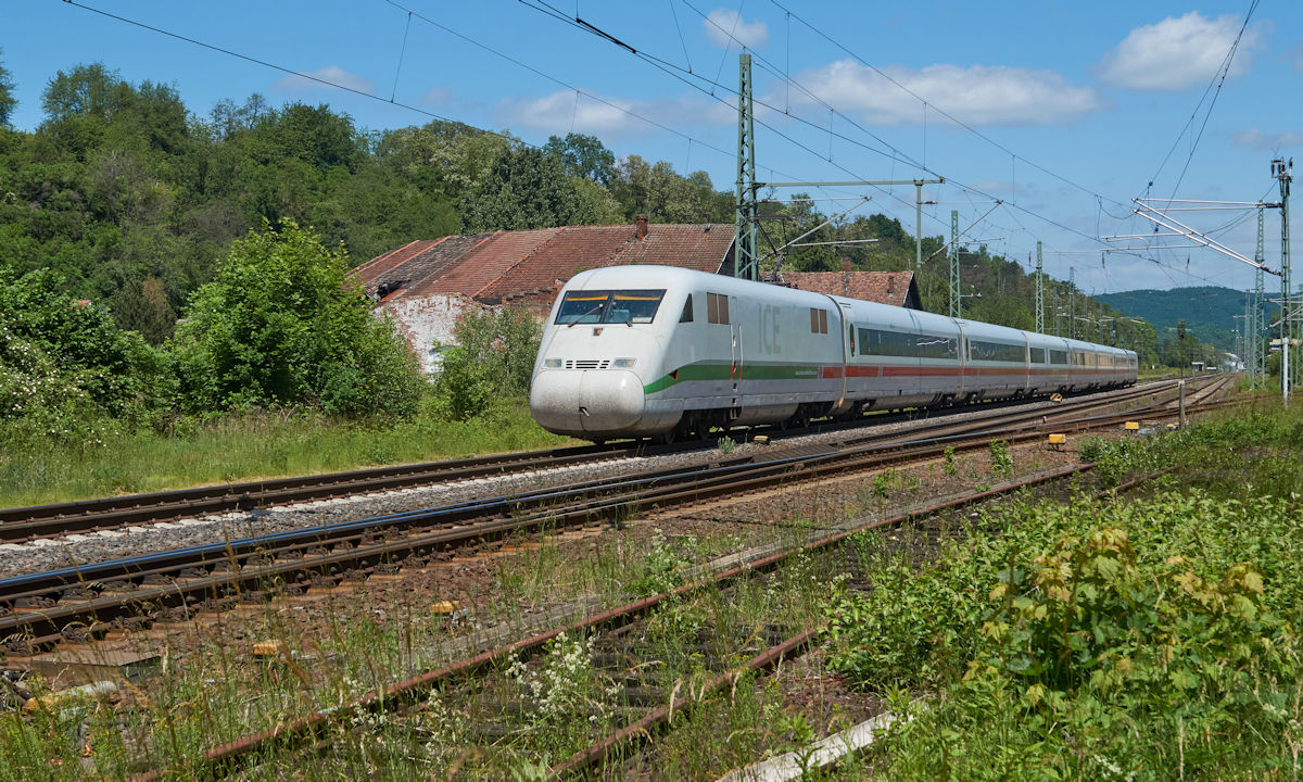 Aufgrund der Sperrung der Schnellfahrstrecke Gttingen - Kassel werden die Zge ber Eichenberg und Bebra nach Fulda umgeleitet. Am 13.06.2021 fuhr 402 034 als ICE 587 von Hamburg nach Nrnberg gerade den ehemaligen Bahnhof Eschwege West.