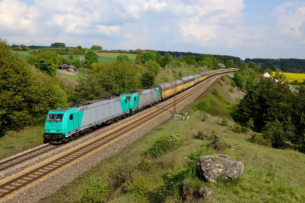 Aufgrund der starken Bewölkung wollte ich den Fotoausflug am 25. April 2014 schon abbrechen, habe dann allerdings doch noch den Aufstieg an die markante Stützmauer bei Laaber gewagt. Die Mühe wurde belohnt - kurz nach Erklimmen des Hangs kam dieses schöne  Pfefferminzbonbon -Doppel, bestehend aus 185 610 und 614, mit dem DGS 75738 von Dingolfing nach Bremerhaven Kaiserhafen vorbei. Eigentümer der Loks ist übrigens die RBS Asset Finance Europe Limited, seit Januar 2014 sind sie an TXLogistik vermietet.