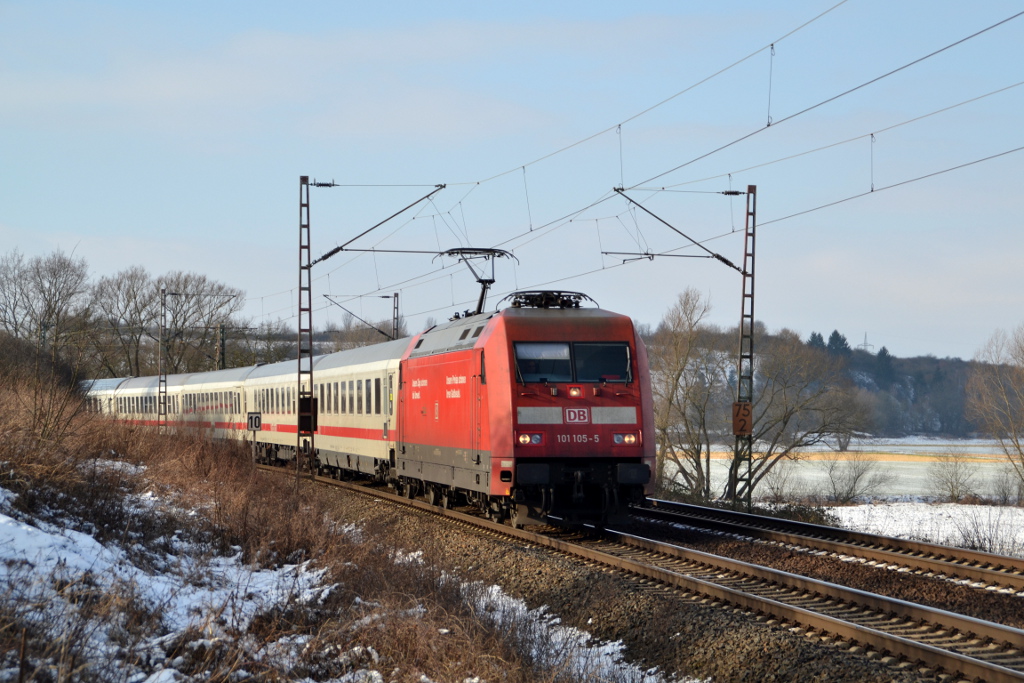 Aufgrund einer Stellwerksstörung auf der SFS, kam die NSS mal wieder in Fernverkehrsgenuß. Hier 101 105 mit IC 2376 nach Stralsund. 01.02.2015 bei Salzderhelden