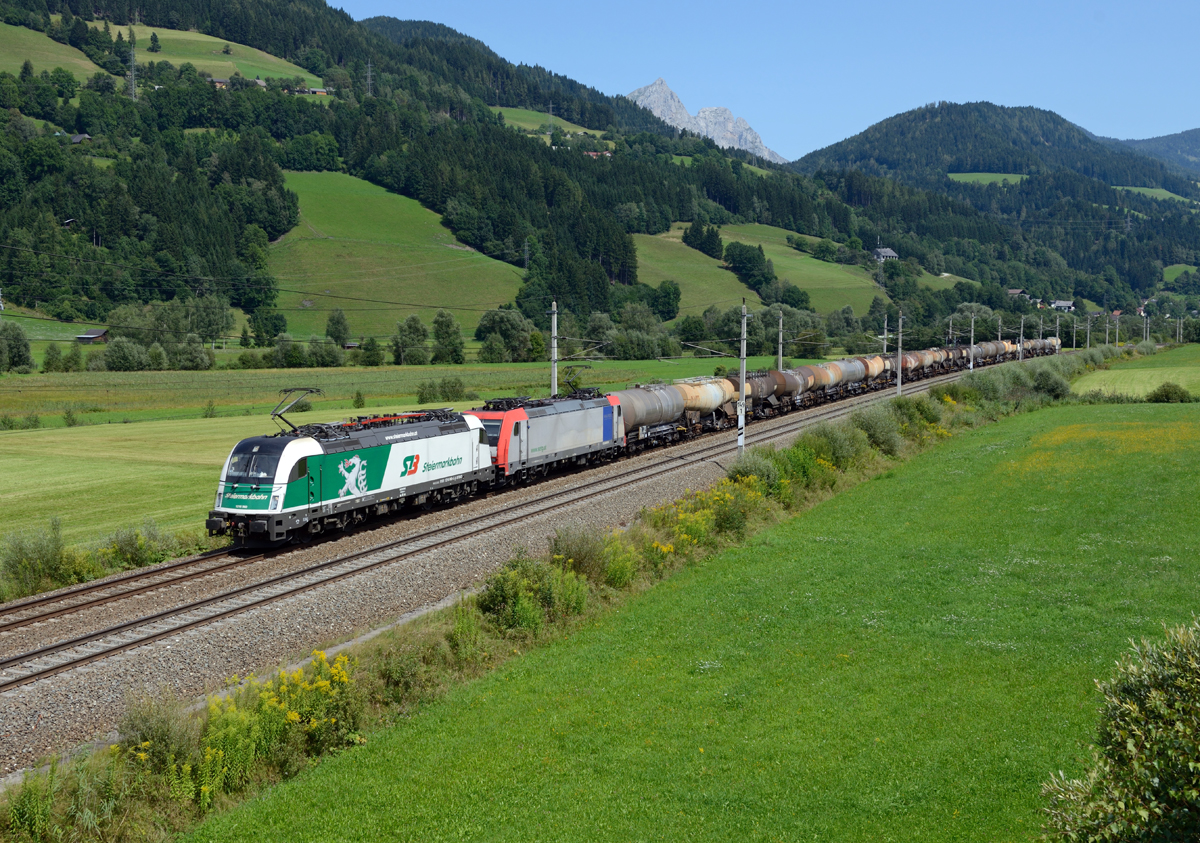 Aufgrund einer Streckenperre zwischen Rosenbach und Jesenice wurde der  STB-Knickkesselzug  am 10.08.2014 über Spielfeld-Straß, Selzthal und Hieflau umgeleitet. Ich erwischte den  49988 welchem die 1216 960 und 482 042 vorgepsannt waren kurz vor Rottenmann.

