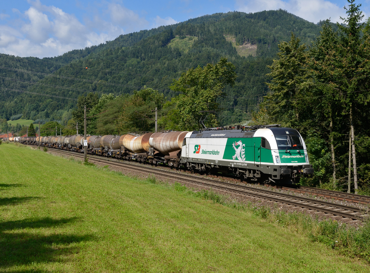 Aufgrund einer Streckenperre zwischen Rosenbach und Jesenice wurde der Steiermarkbahn (STB)  Knickkesselzug  am 10.08.2014 über Spielfeld-Straß, Selzthal und Hieflau umgeleitet. Ich erwischte den 96919 welchem die 1216 960 vorgepsannt war in Peugen bei Frohnleiten.

