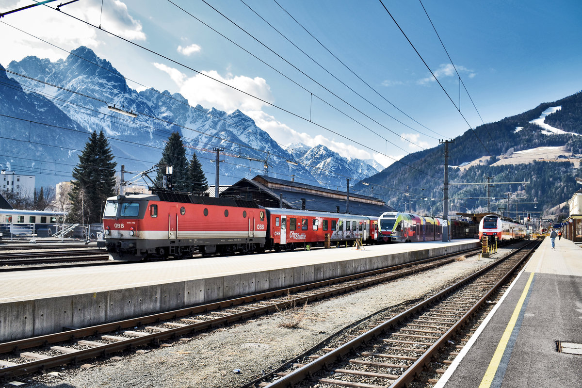 Aufgrund der Umbauarbeiten im Bahnhof Lienz kommt es derzeit oftmals zu einem recht interessanten Betriebsablauf für die Züge von und nach Innichen. Grund dafür ist, dass von den drei Bahnsteiggleisen derzeit nur mehr Gleis 3 durchgehend befahrbar ist.

Hier nochmals dasselbe in Richtung Innichen und das aufgrund eines defekten Steuerwagen auch noch in Sandwich-Formation.

Nach vollzogener Wende fährt nun 1144 290-4 an der Spitze, mit dem REX 1862, über eines der Gütergleise, weiter in Richtung Innichen.
Schublok ist nun 1144 116-1.

Aufgenommen am 19.2.2020.